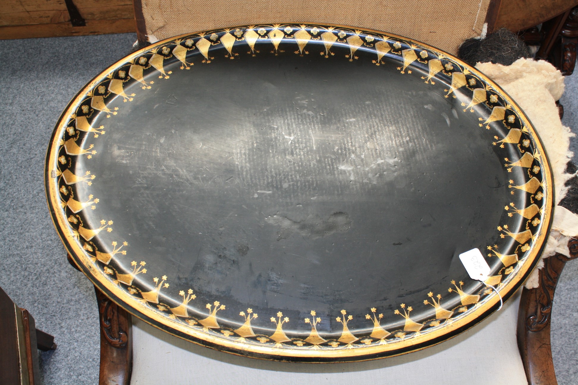 A LARGE VICTORIAN TOLEWARE TRAY, oval with gilded decoration - Bild 2 aus 5