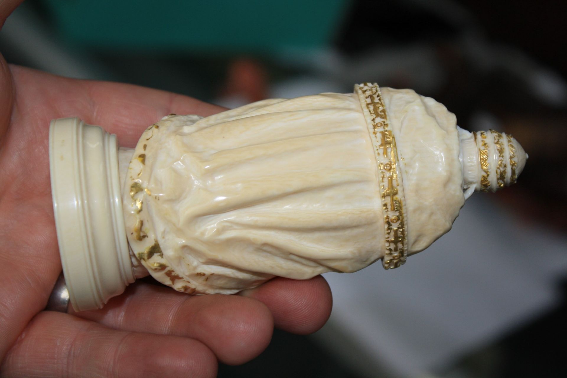 19TH CENTURY IVORY FIGURAL CHESS PIECE, carved as the figure of a Bishop - Bild 3 aus 5