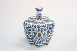 A CHINESE PORCELAIN TULIP VASE