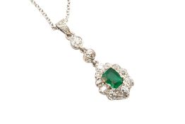 AN EMERALD AND DIAMOND PENDANT NECKLACE