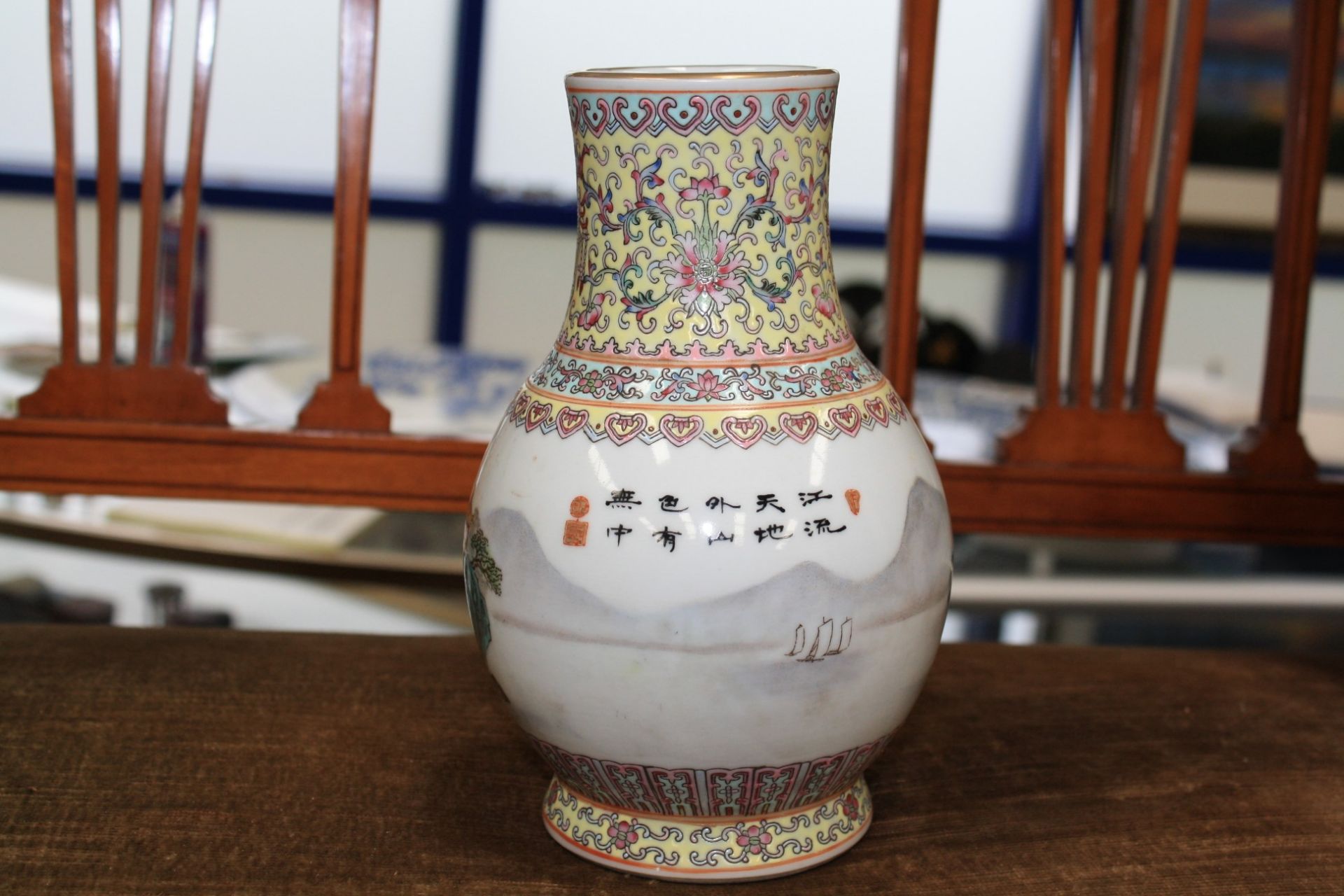 A CHINESE REPUBLICAN STYLE PORCELAIN VASE - Bild 5 aus 8