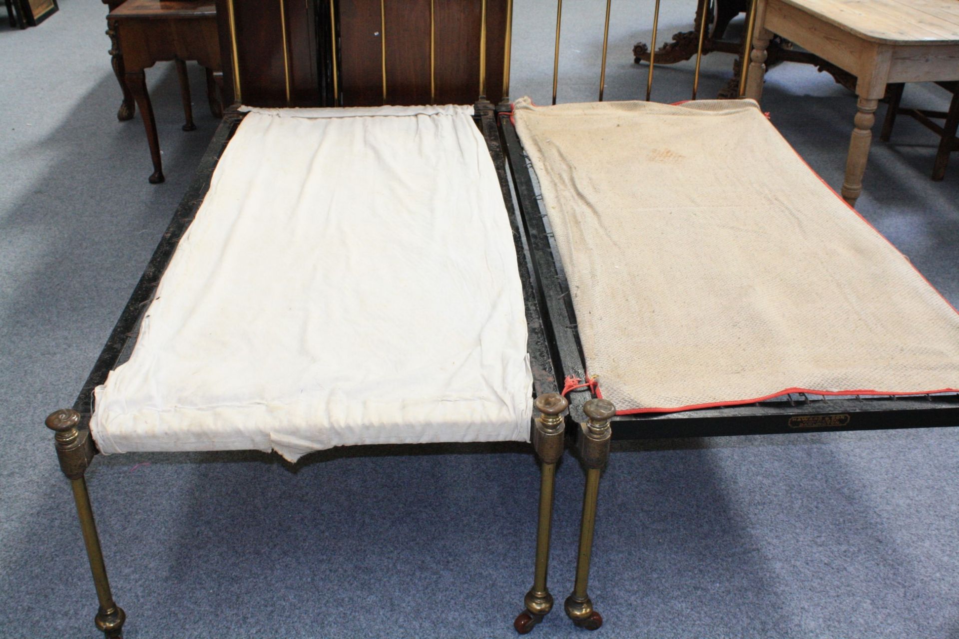 A PAIR OF LATE VICTORIAN BRASS BEDS - Bild 4 aus 4