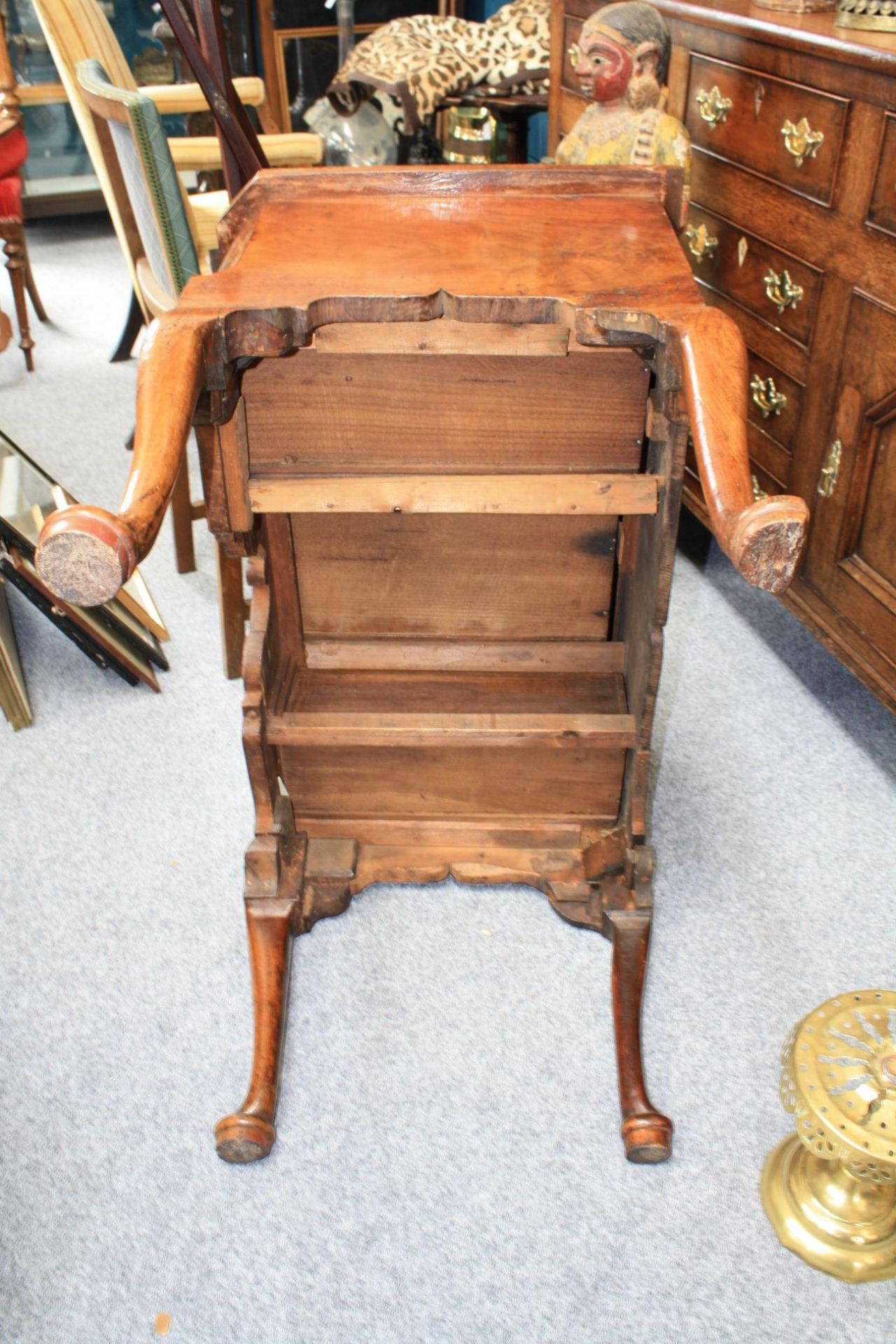 A GEORGE II WALNUT SIDE TABLE - Bild 6 aus 6