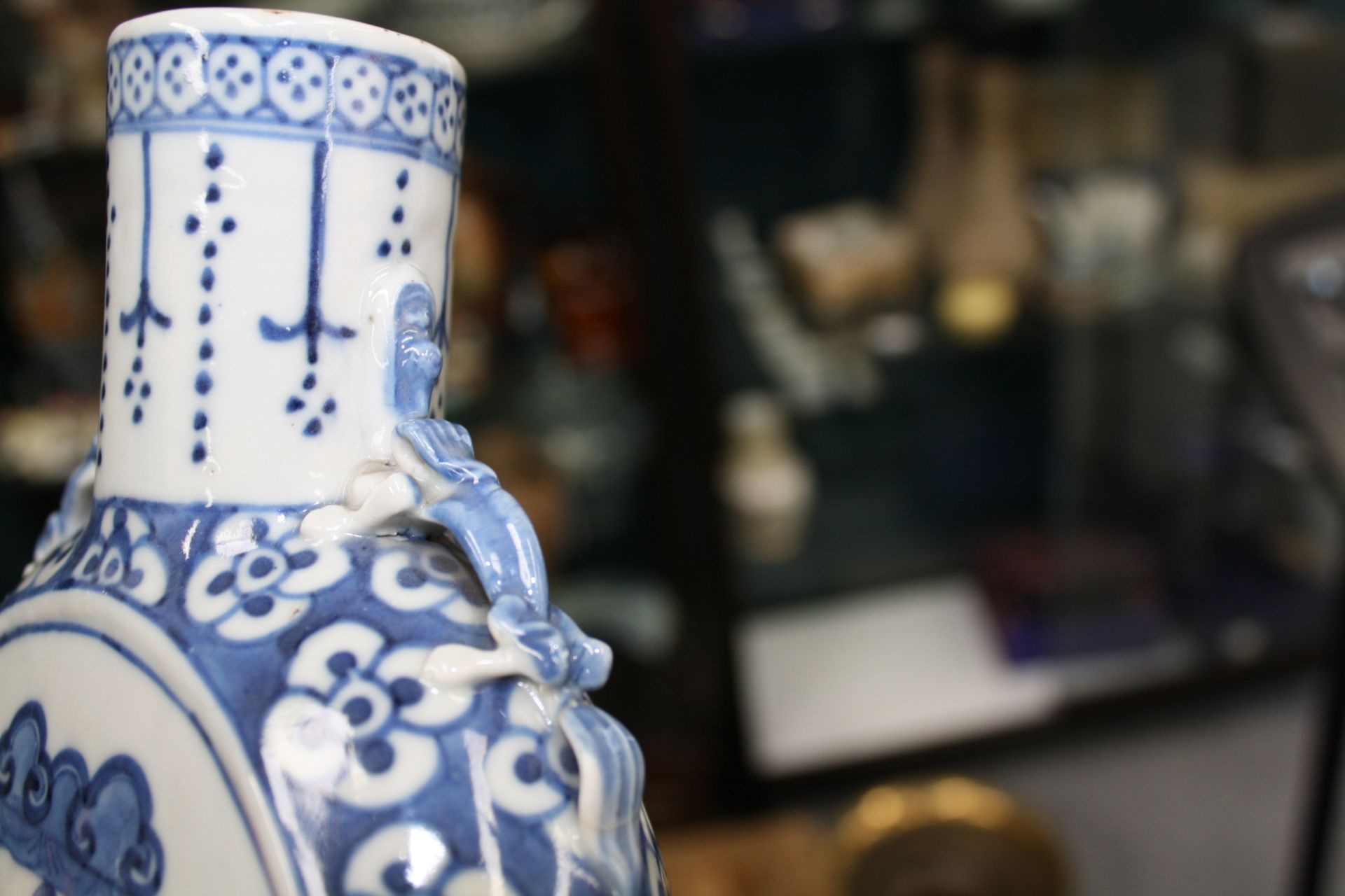 A CHINESE BLUE AND WHITE PORCELAIN MOON FLASK, 19TH CENTURY - Bild 8 aus 9