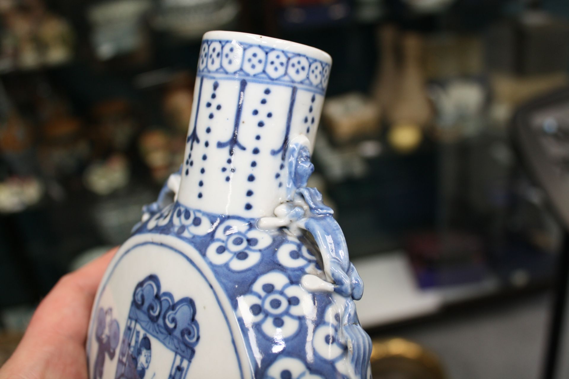 A CHINESE BLUE AND WHITE PORCELAIN MOON FLASK, 19TH CENTURY - Bild 7 aus 9