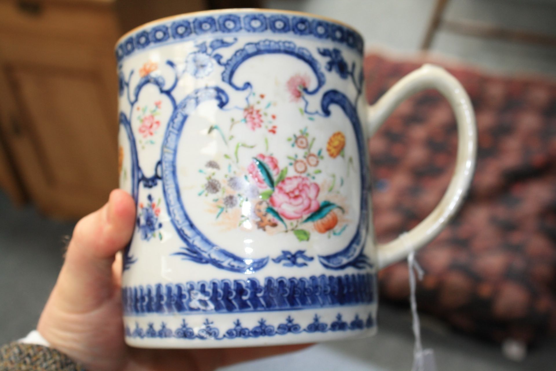 AN 18TH CENTURY CHINESE EXPORT FAMILLE ROSE TANKARD - Bild 3 aus 7