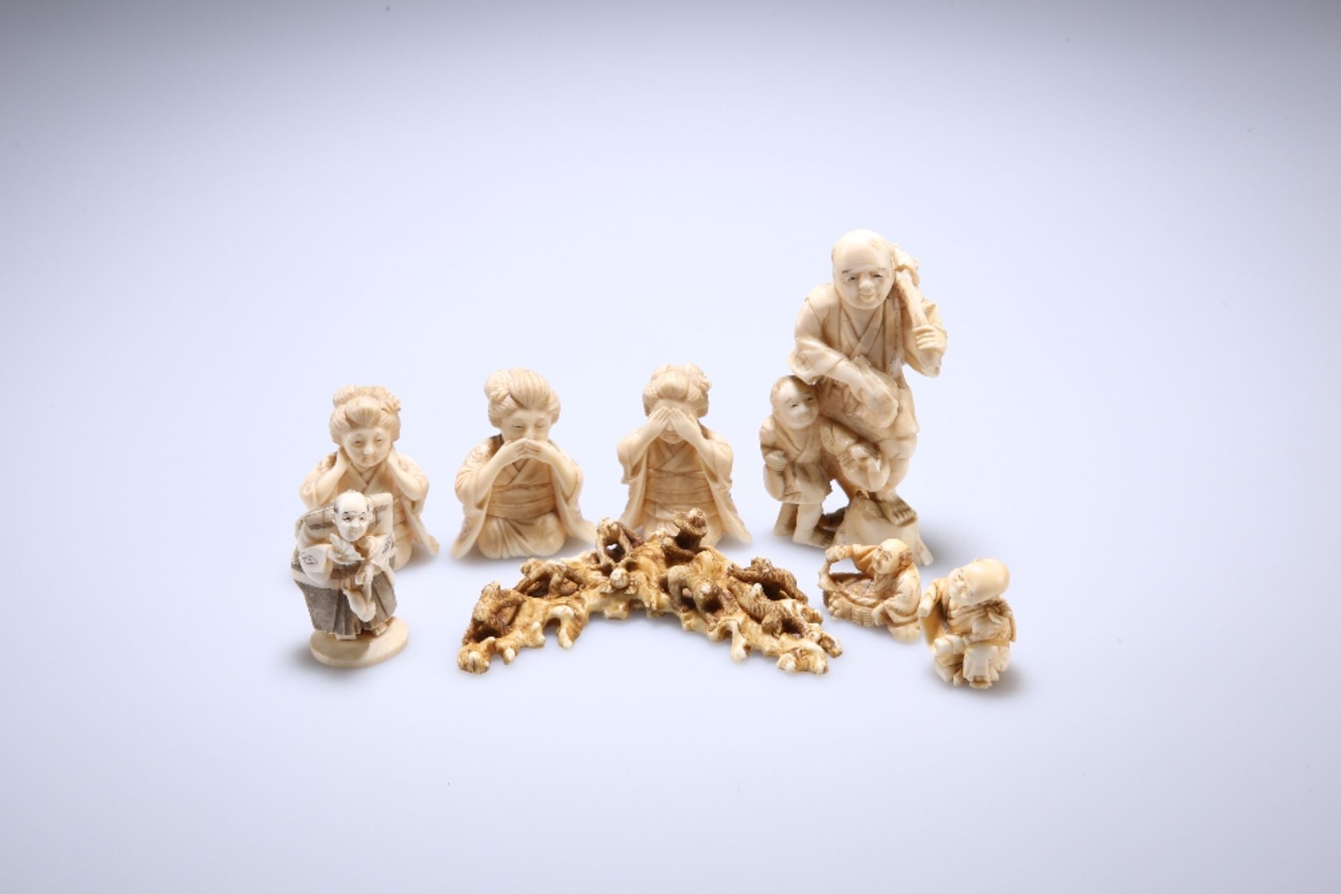 A COLLECTION OF JAPANESE IVORY CARVINGS, MEIJI PERIOD - Bild 2 aus 2