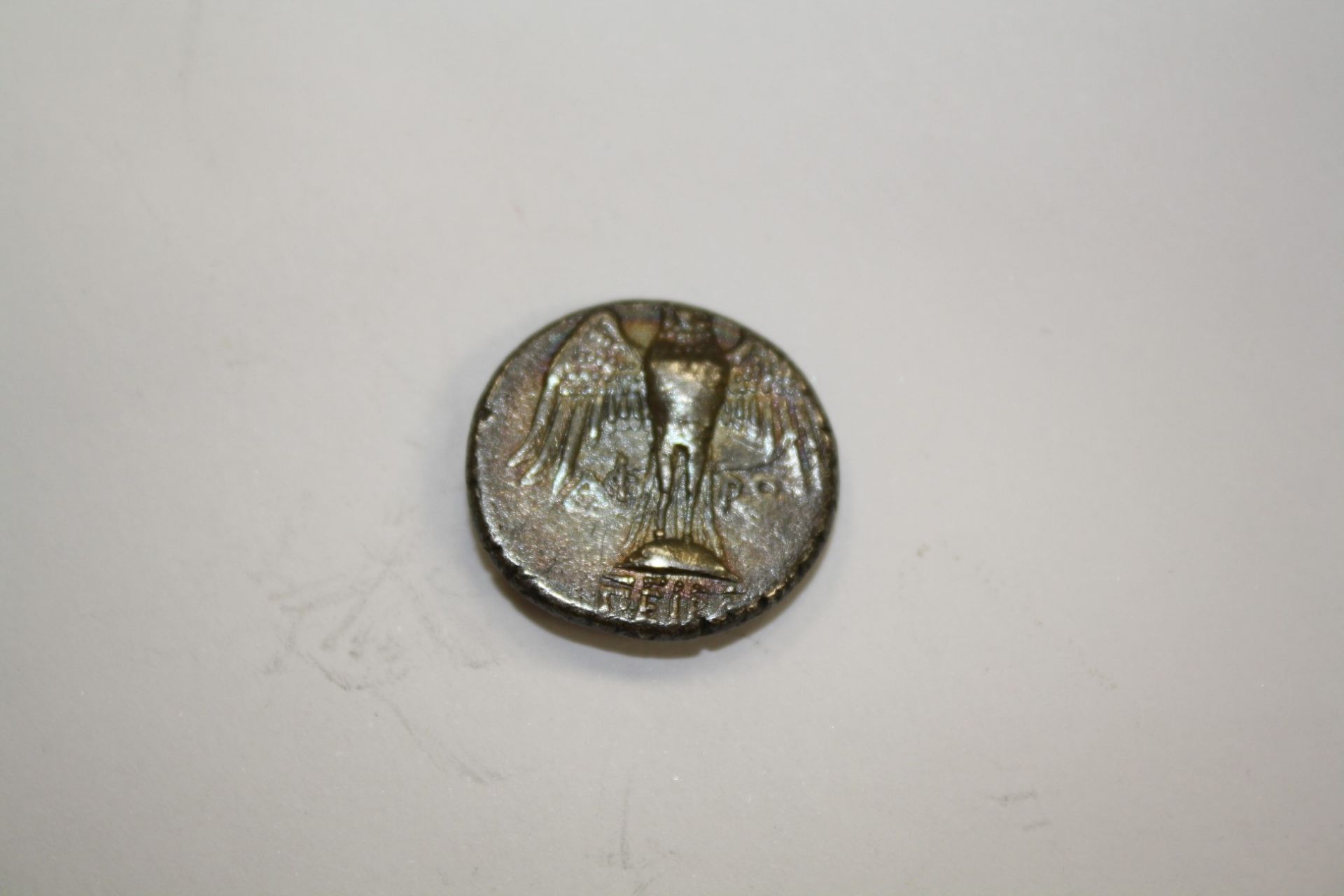 A SMALL COLLECTION OF THIRTEEN ANCIENT GREEK COINS - Bild 19 aus 22