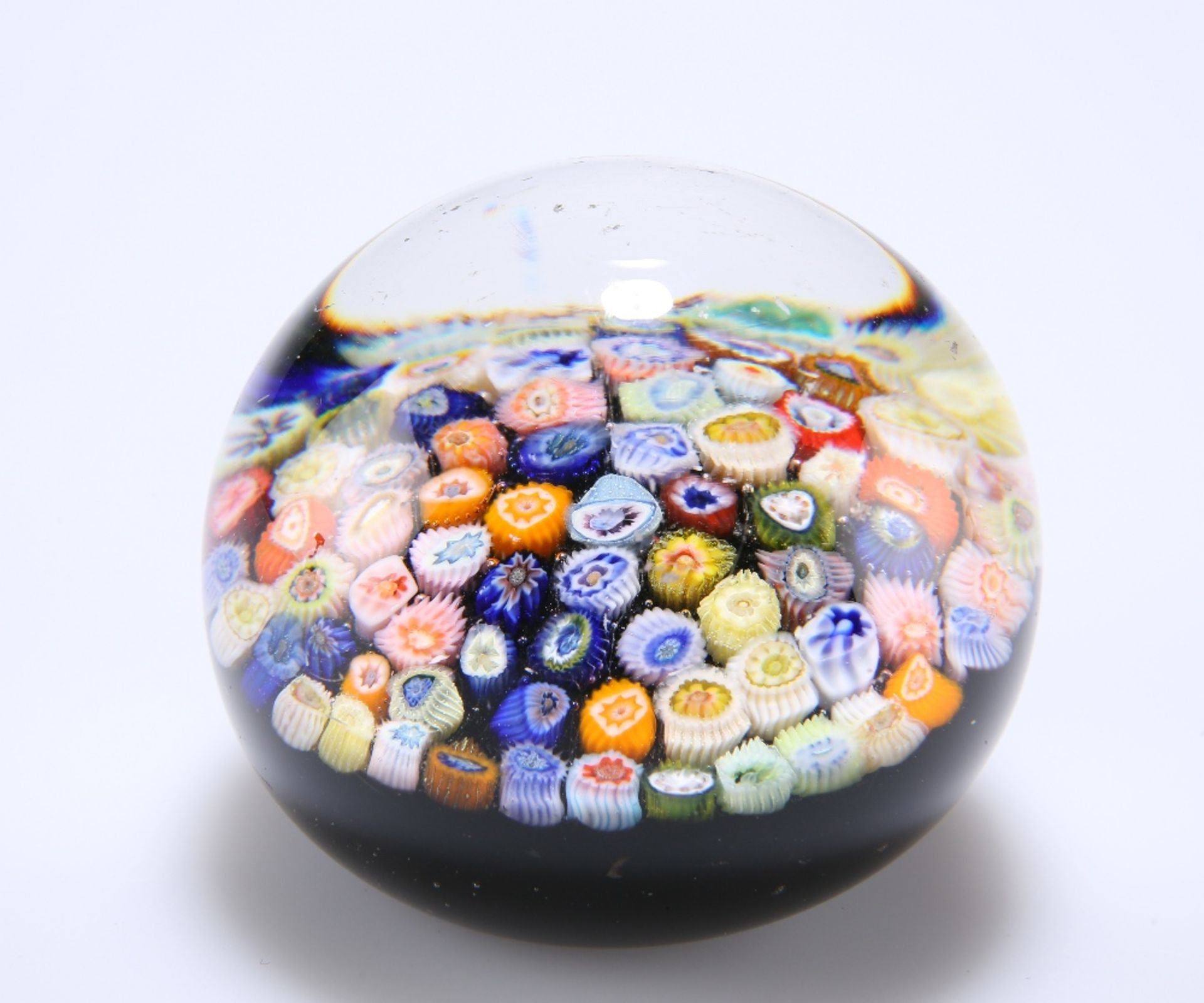 A CLOSE-PACK MILLEFIORI GLASS PAPERWEIGHT - Bild 2 aus 2