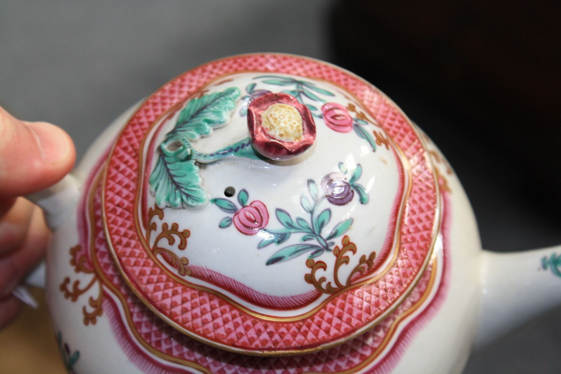 A WORCESTER PORCELAIN TEAPOT IN CHINESE EXPORT STYLE - Bild 8 aus 9