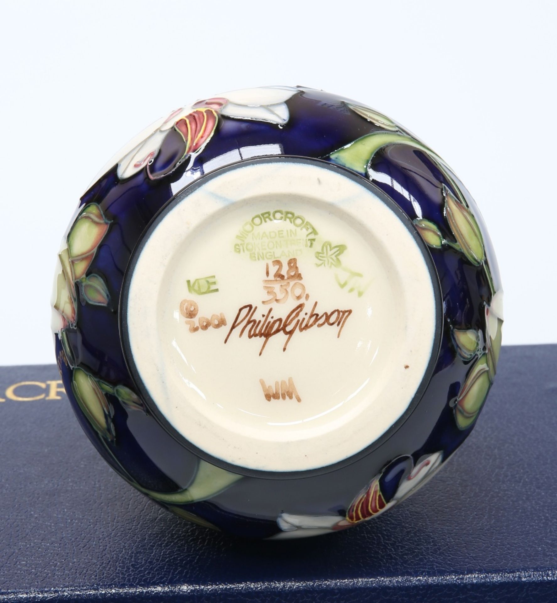 A MOORCROFT POTTERY LIMITED EDITION VASE, BY PHILIP GIBSON - Bild 2 aus 2
