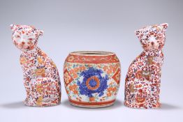 A PORCELAIN JAR DECORATED IN AN IMARI PALETTE