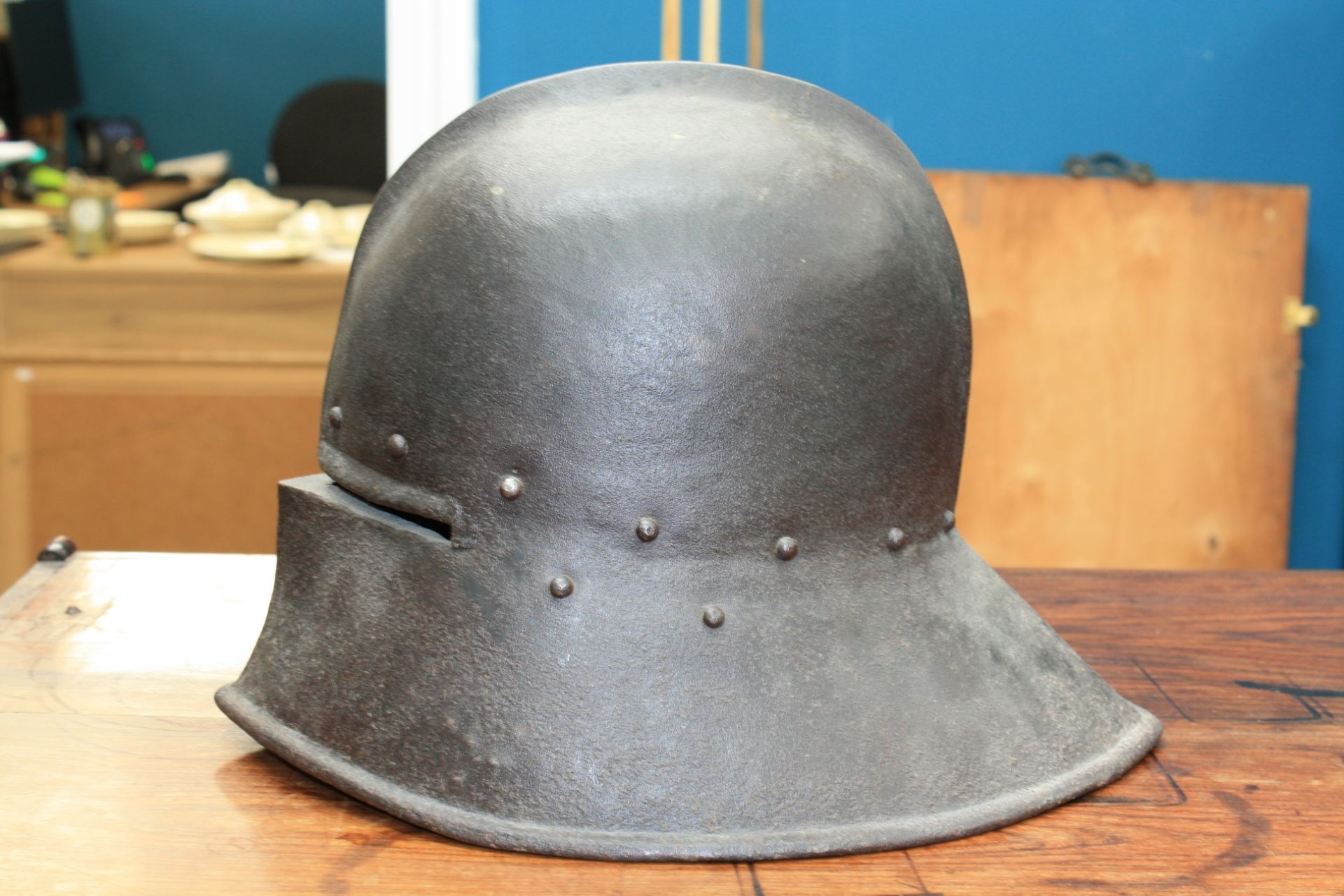 A SALLET, with raised metal ridge. 38cm front to back - Bild 4 aus 6