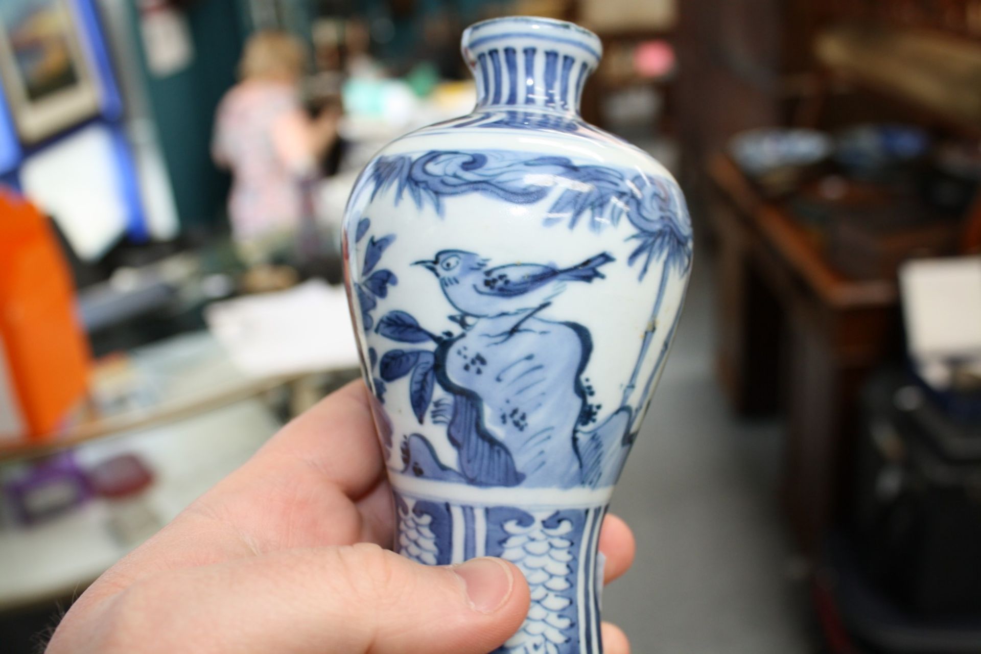 A PAIR OF CHINESE BLUE AND WHITE PORCELAIN VASES - Bild 10 aus 12