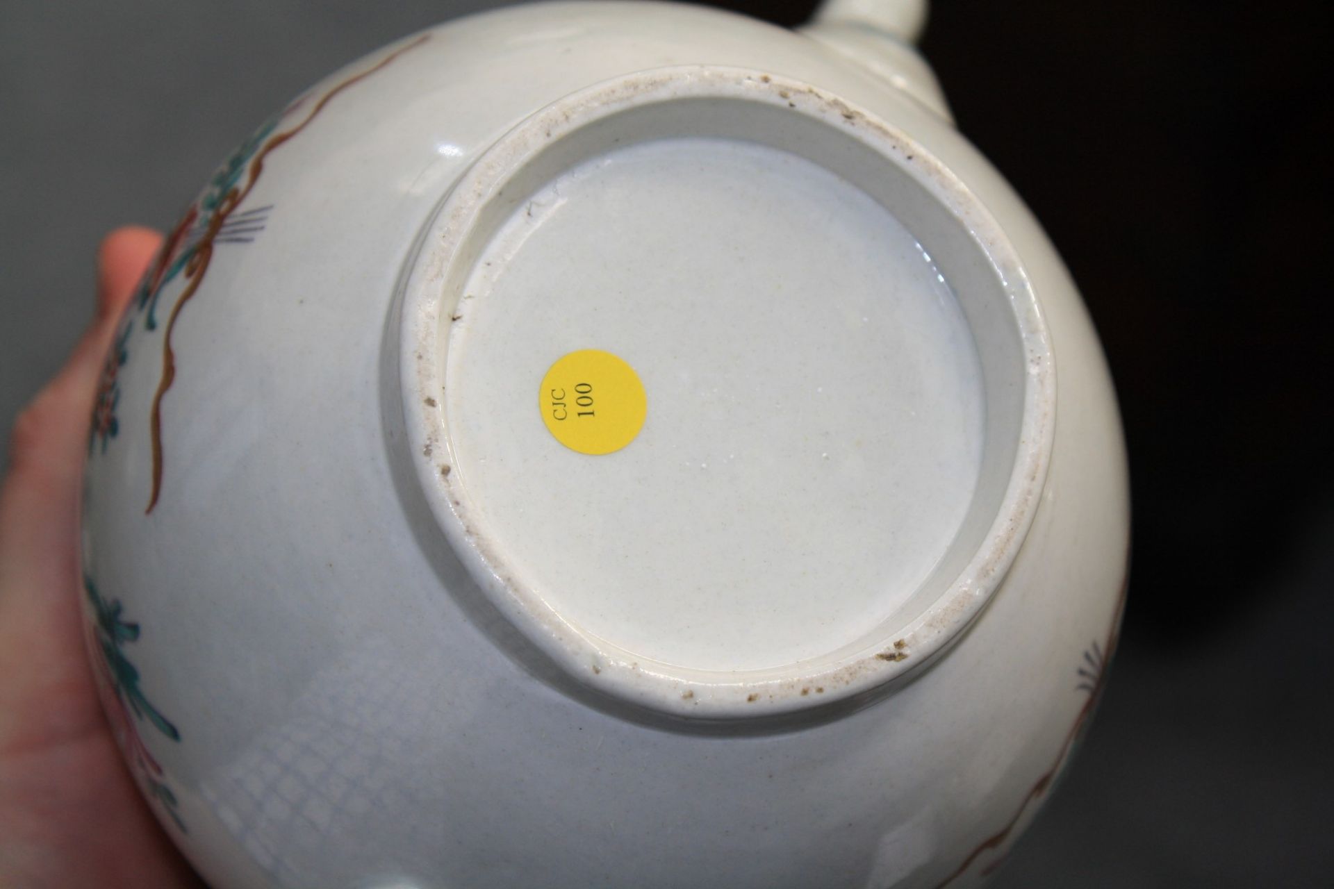 A WORCESTER PORCELAIN TEAPOT IN CHINESE EXPORT STYLE - Bild 6 aus 9
