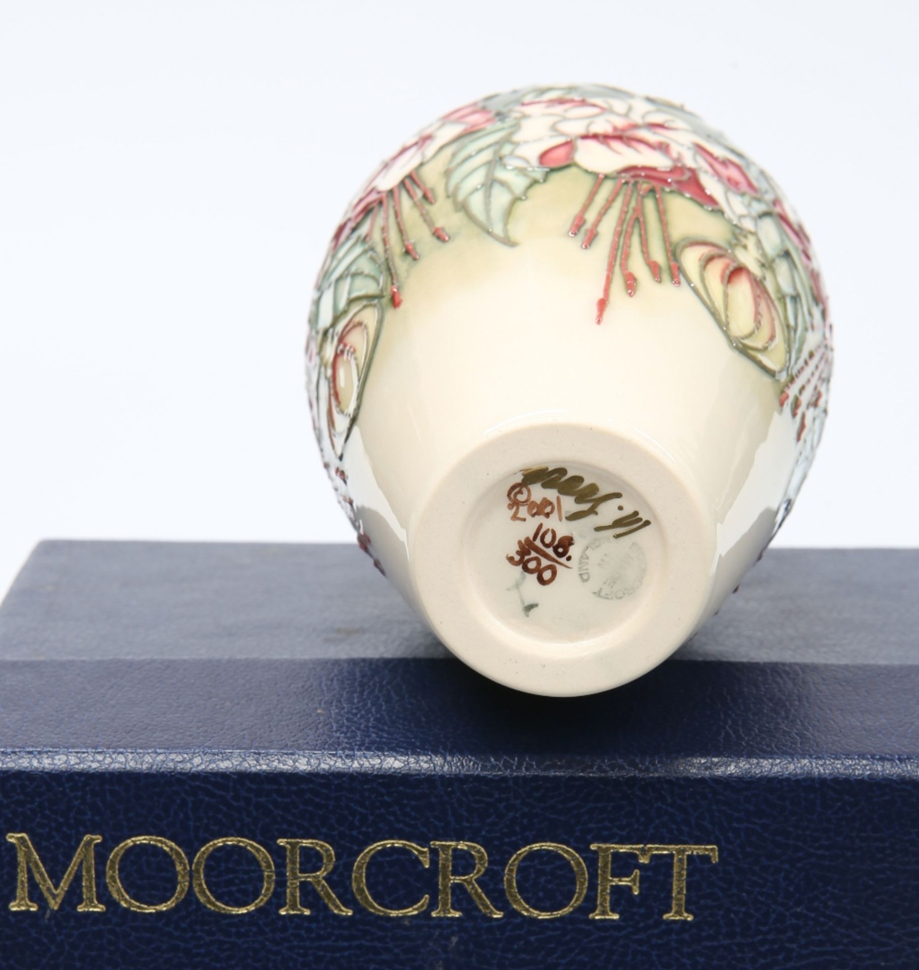 A MOORCROFT POTTERY LIMITED EDITION VASE, BY KERRY GOODWIN - Bild 2 aus 2