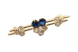 AN EARLY 20TH CENTURY SAPPHIRE AND DIAMOND BAR BROOCH