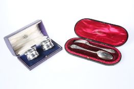 A CASED PAIR OF SILVER NAPKIN RINGS, BIRMINGHAM 1919