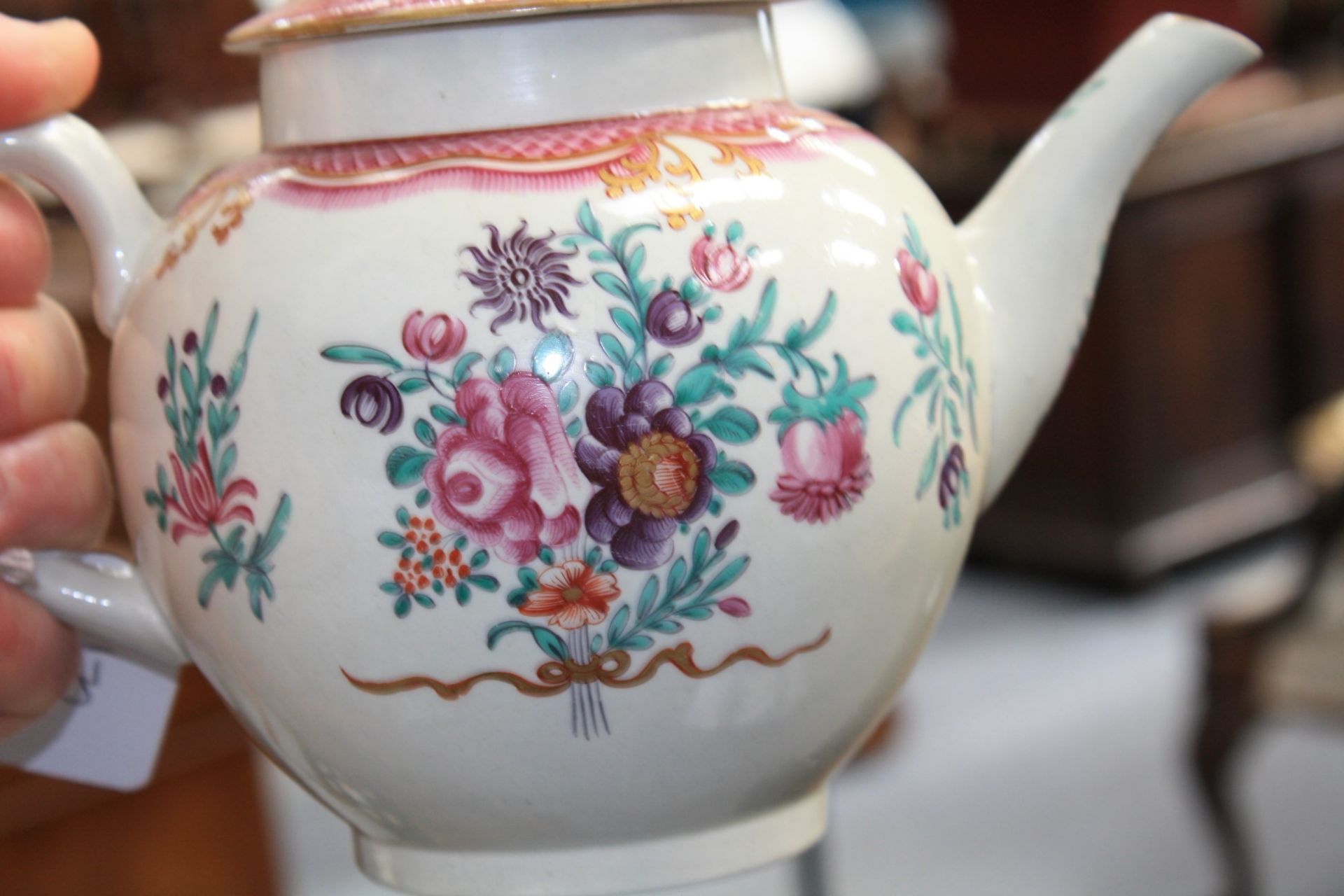 A WORCESTER PORCELAIN TEAPOT IN CHINESE EXPORT STYLE - Bild 9 aus 9