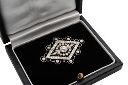 AN EARLY 20TH CENTURY DIAMOND BROOCH