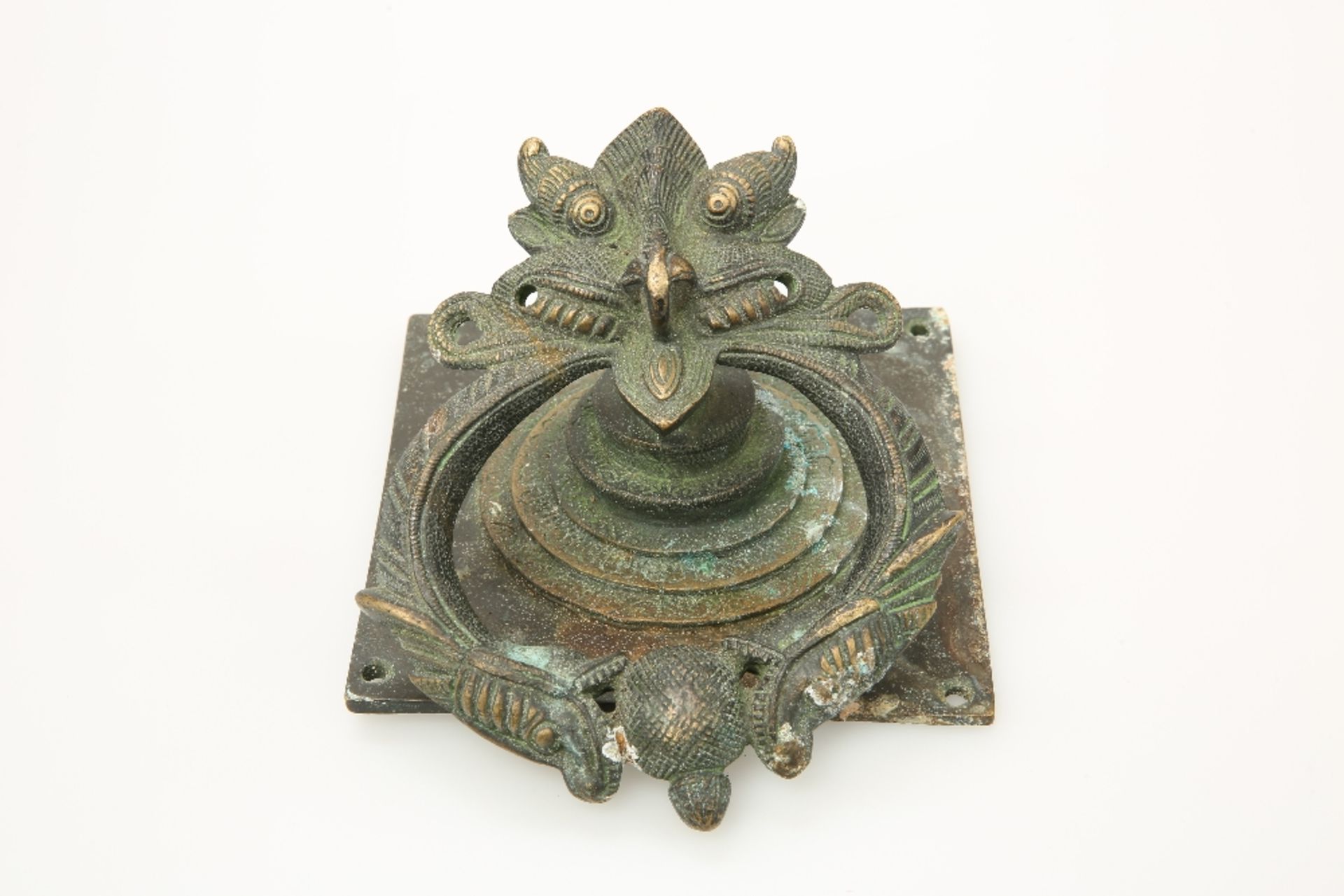 A LARGE CHINESE BRONZE TEMPLE DOOR KNOCKER - Bild 2 aus 2