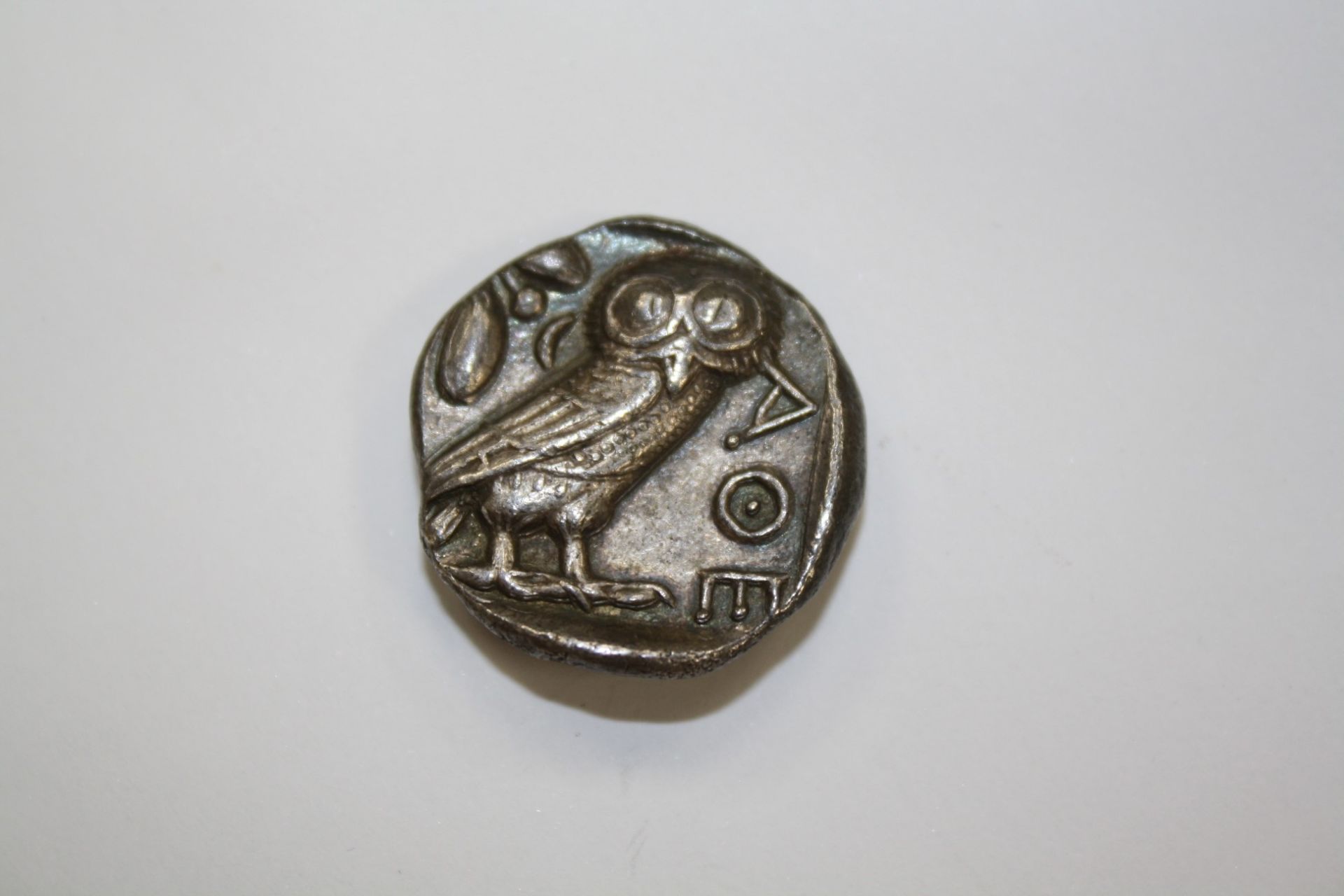 A SMALL COLLECTION OF THIRTEEN ANCIENT GREEK COINS - Bild 3 aus 22