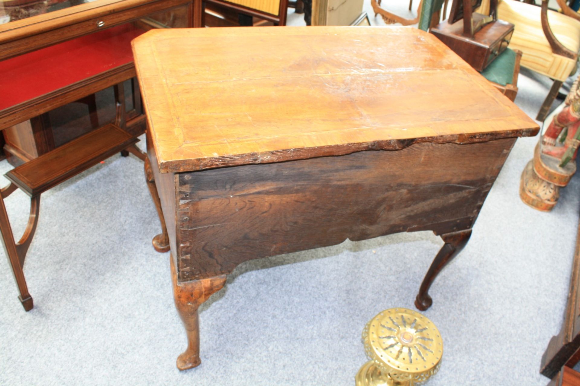 A GEORGE II WALNUT SIDE TABLE - Bild 5 aus 6