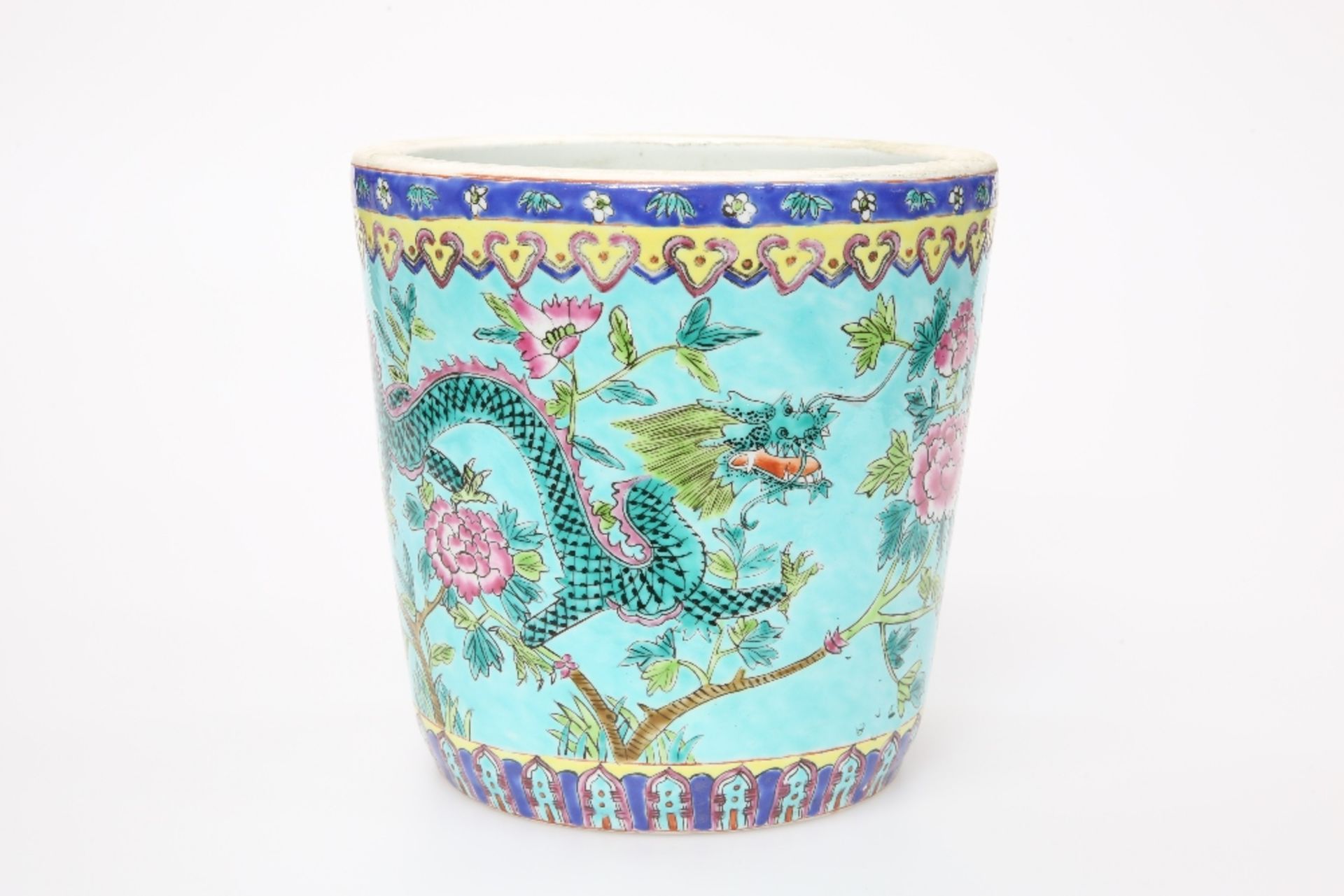 A CHINESE FAMILLE ROSE PORCELAIN JARDINIERE