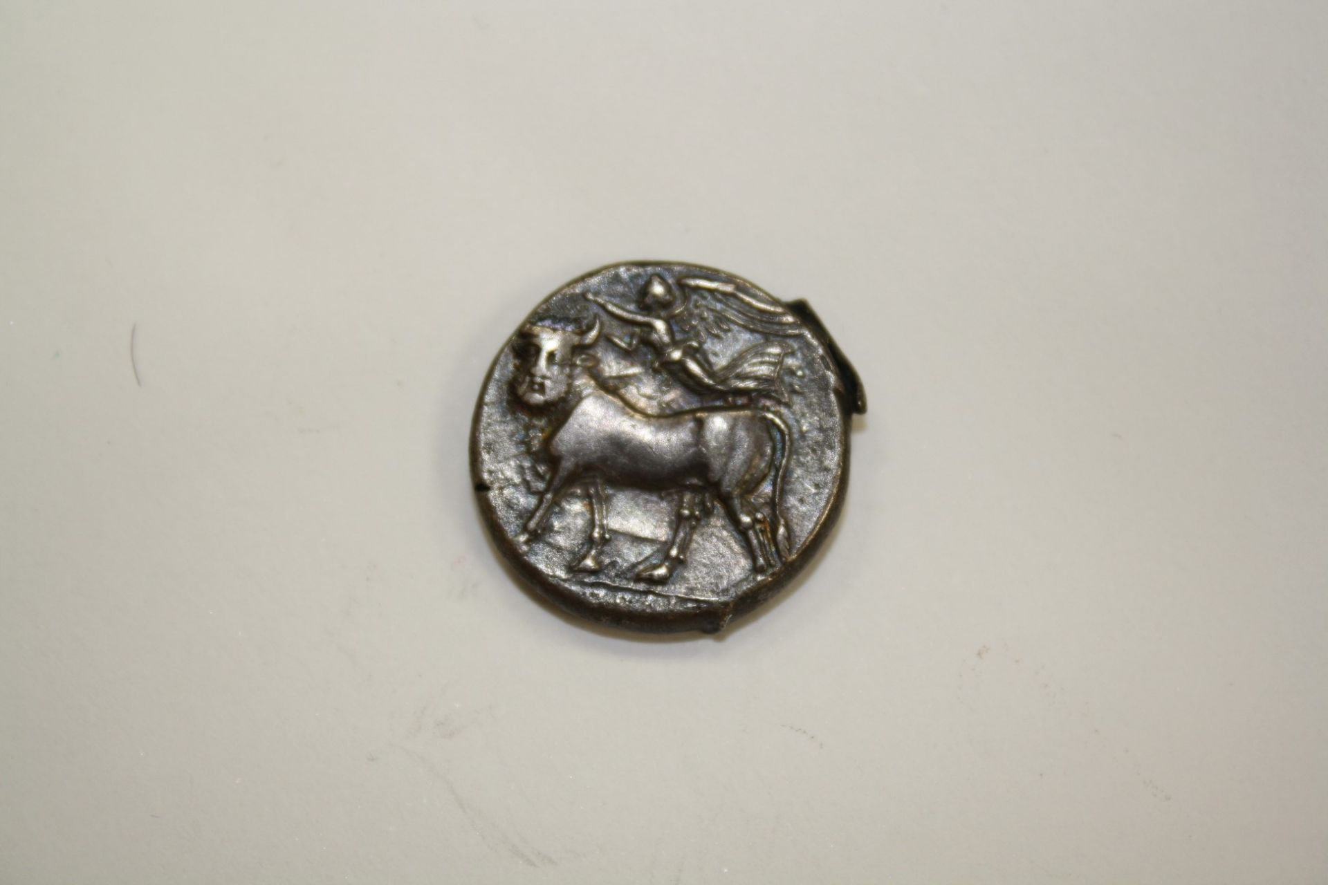 A SMALL COLLECTION OF THIRTEEN ANCIENT GREEK COINS - Bild 9 aus 22