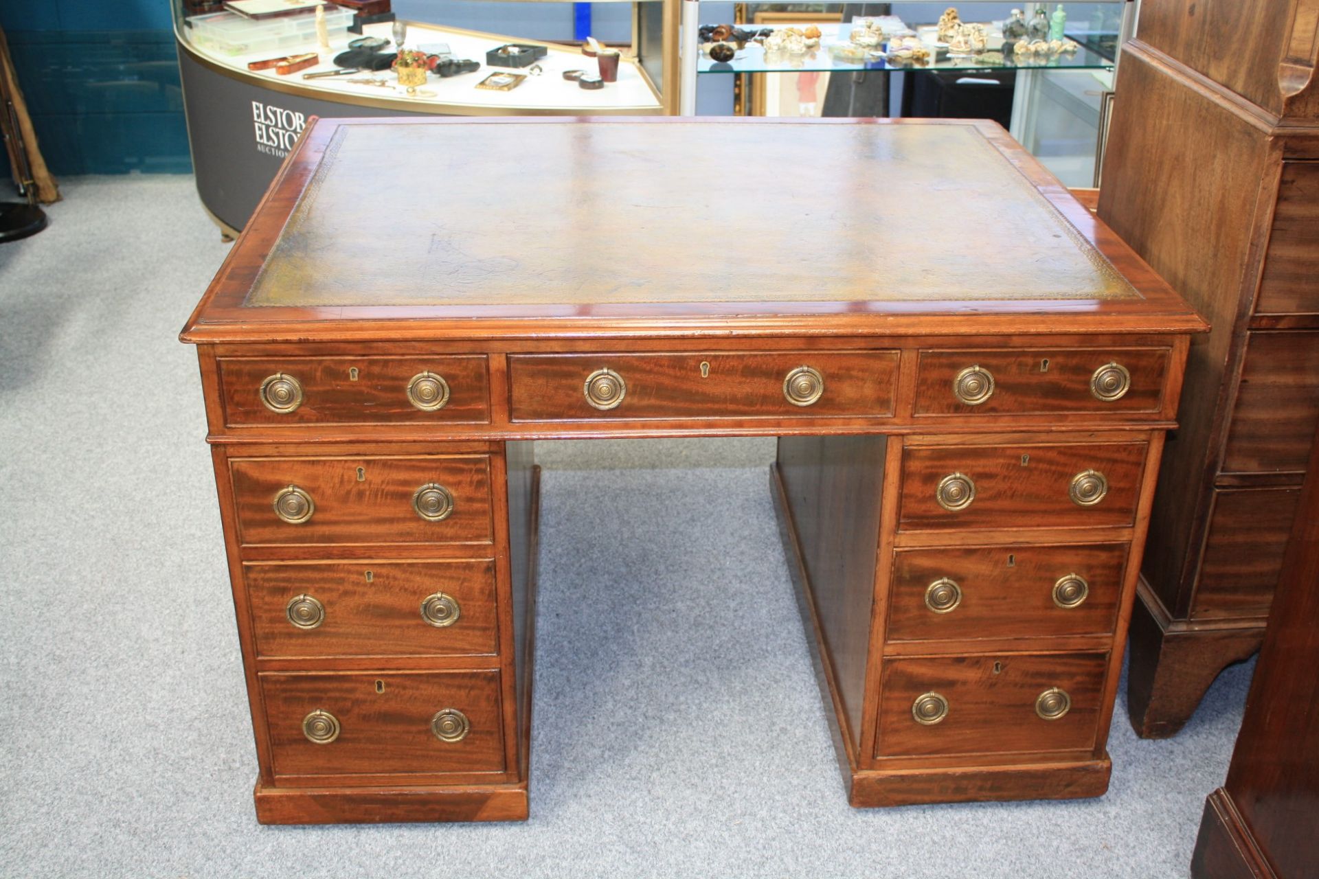 A VICTORIAN MAHOGANY PARTNER'S DESK - Bild 6 aus 8