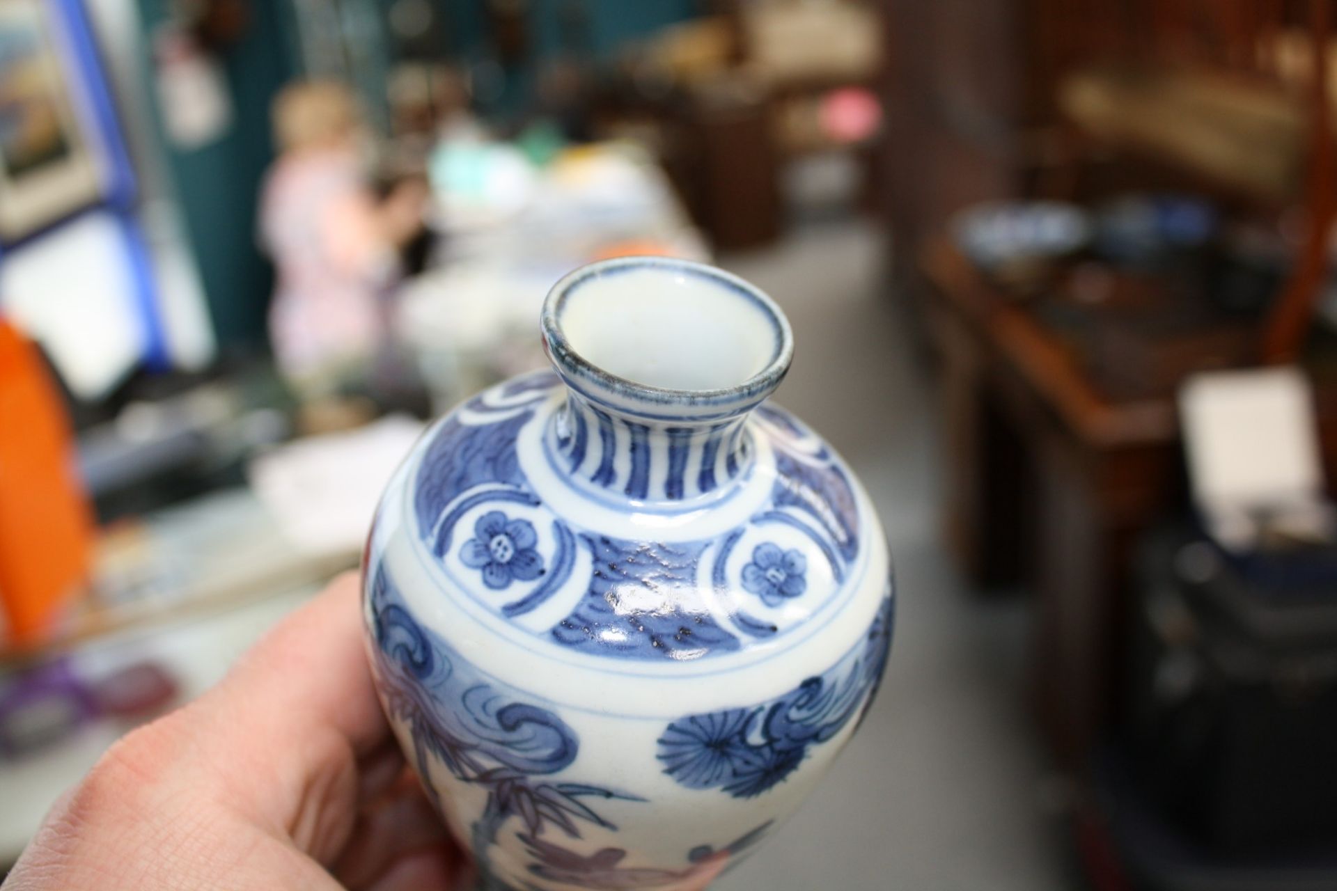 A PAIR OF CHINESE BLUE AND WHITE PORCELAIN VASES - Bild 12 aus 12