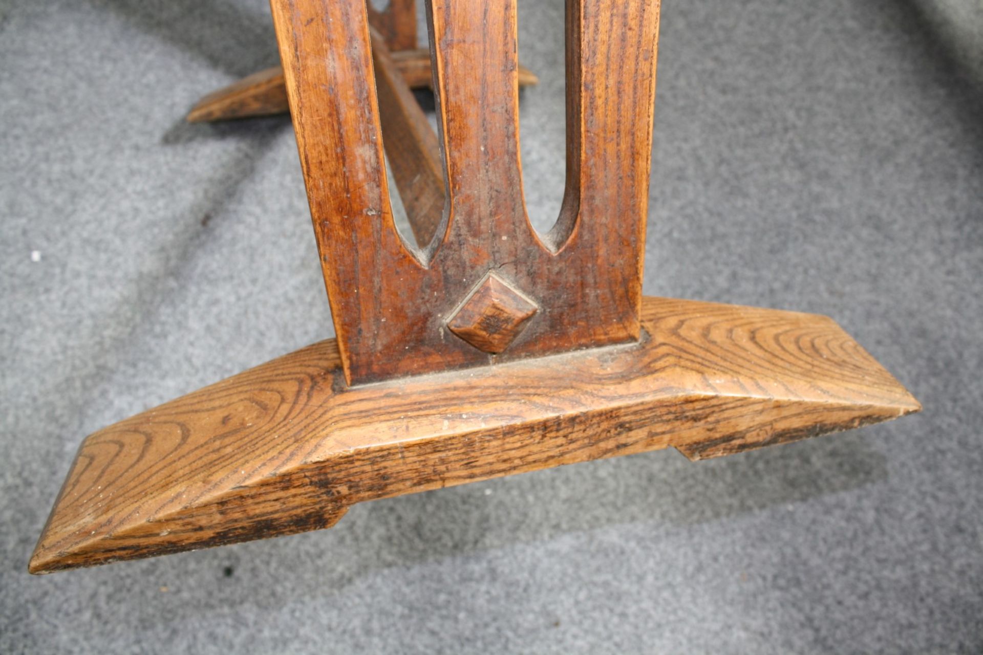 AN ARTS AND CRAFTS ELM TAVERN TABLE - Bild 8 aus 9