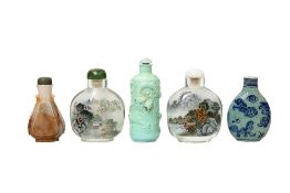 A GROUP OF FIVE CHINESE SNUFF BOTTLES, including two glass