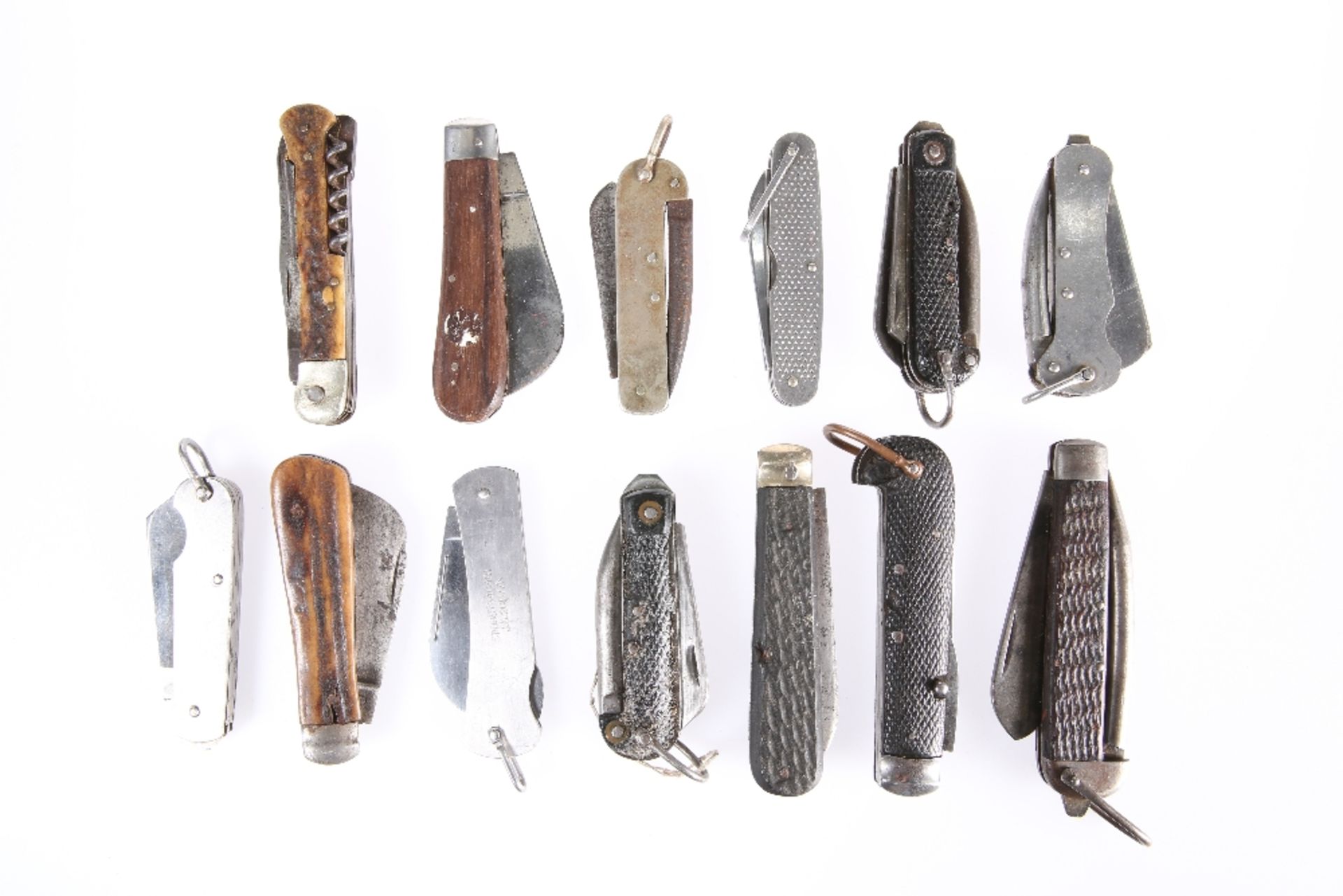 A COLLECTION OF THIRTEEN BRITISH AND AMERICAN MILITARY KNIVES