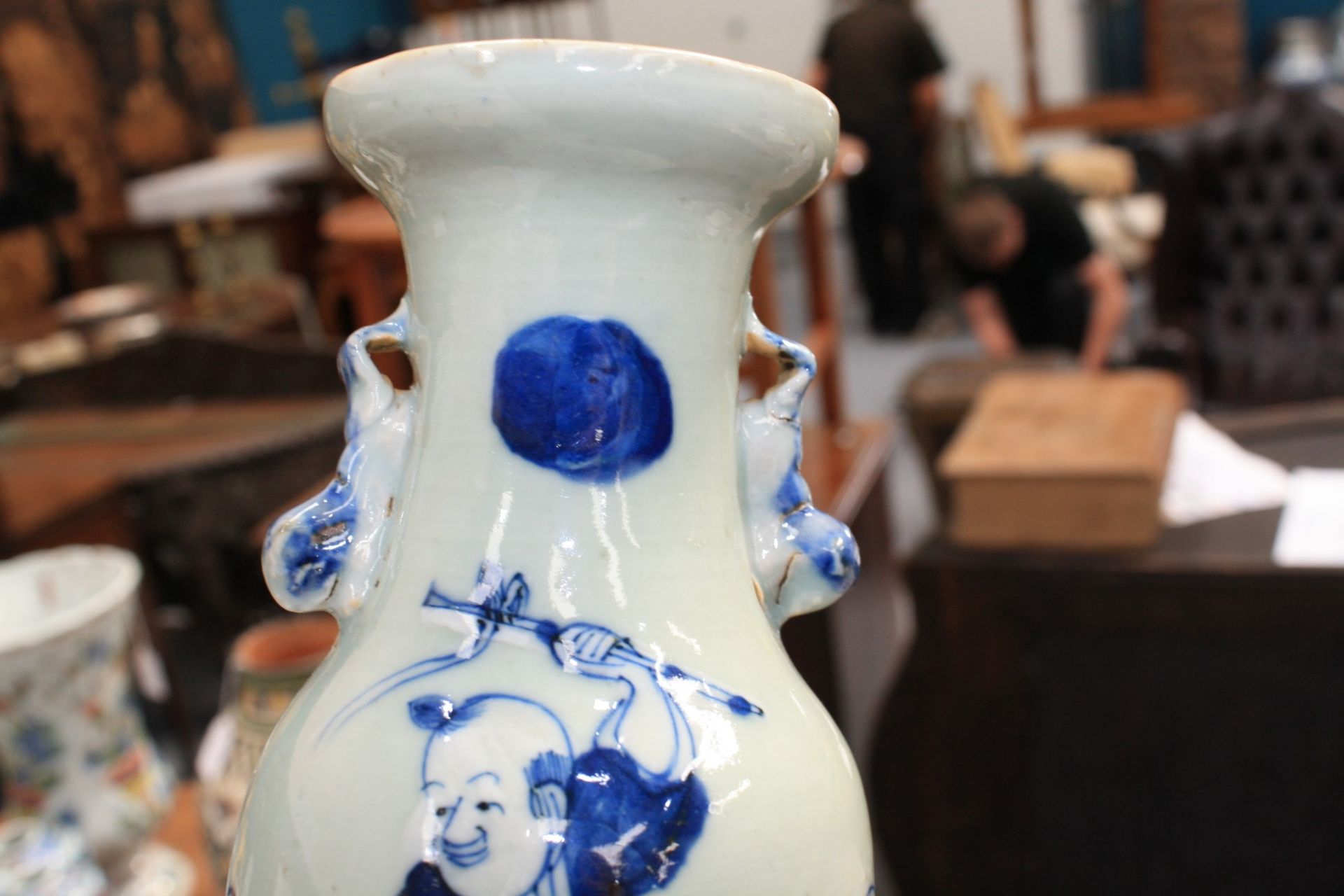 TWO CHINESE BLUE AND WHITE PORCELAIN VASES - Bild 8 aus 13