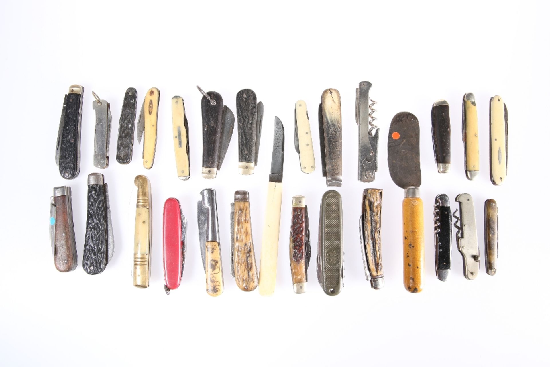 A COLLECTION OF TWENTY-SEVEN ANTIQUE AND VINTAGE POCKET KNIVES.