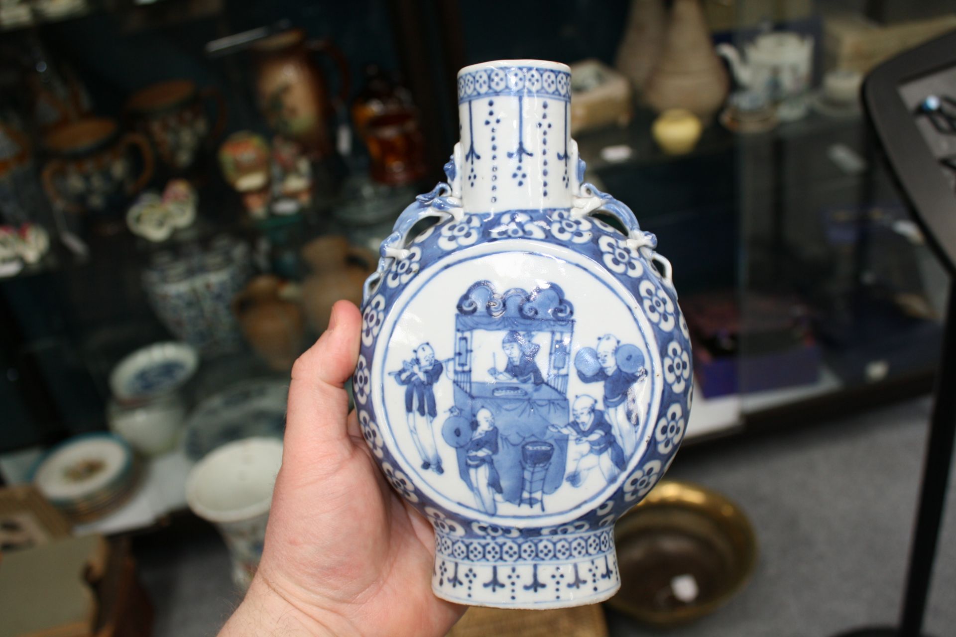 A CHINESE BLUE AND WHITE PORCELAIN MOON FLASK, 19TH CENTURY - Bild 4 aus 9