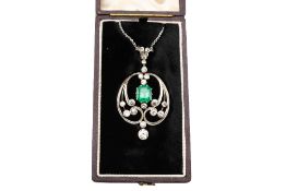 AN EARLY 20TH CENTURY EMERALD AND DIAMOND PENDANT NECKLACE