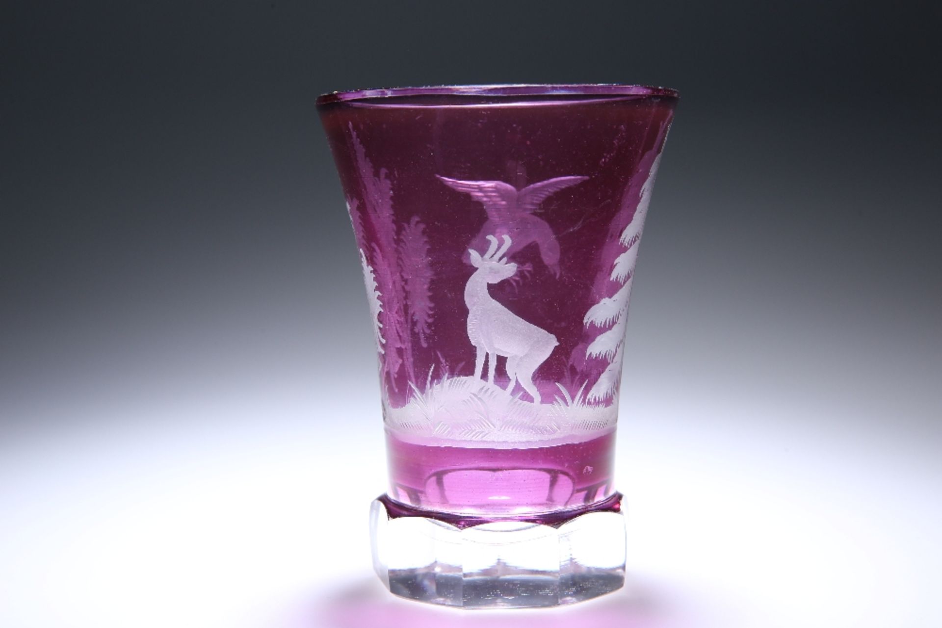 A BOHEMIAN AMETHYST GLASS BEAKER, LATE 19th CENTURY - Bild 2 aus 2