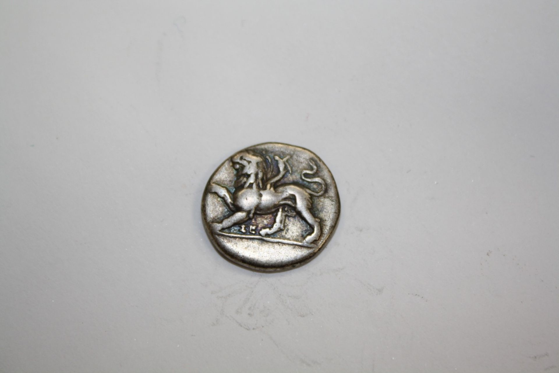 A SMALL COLLECTION OF THIRTEEN ANCIENT GREEK COINS - Bild 21 aus 22