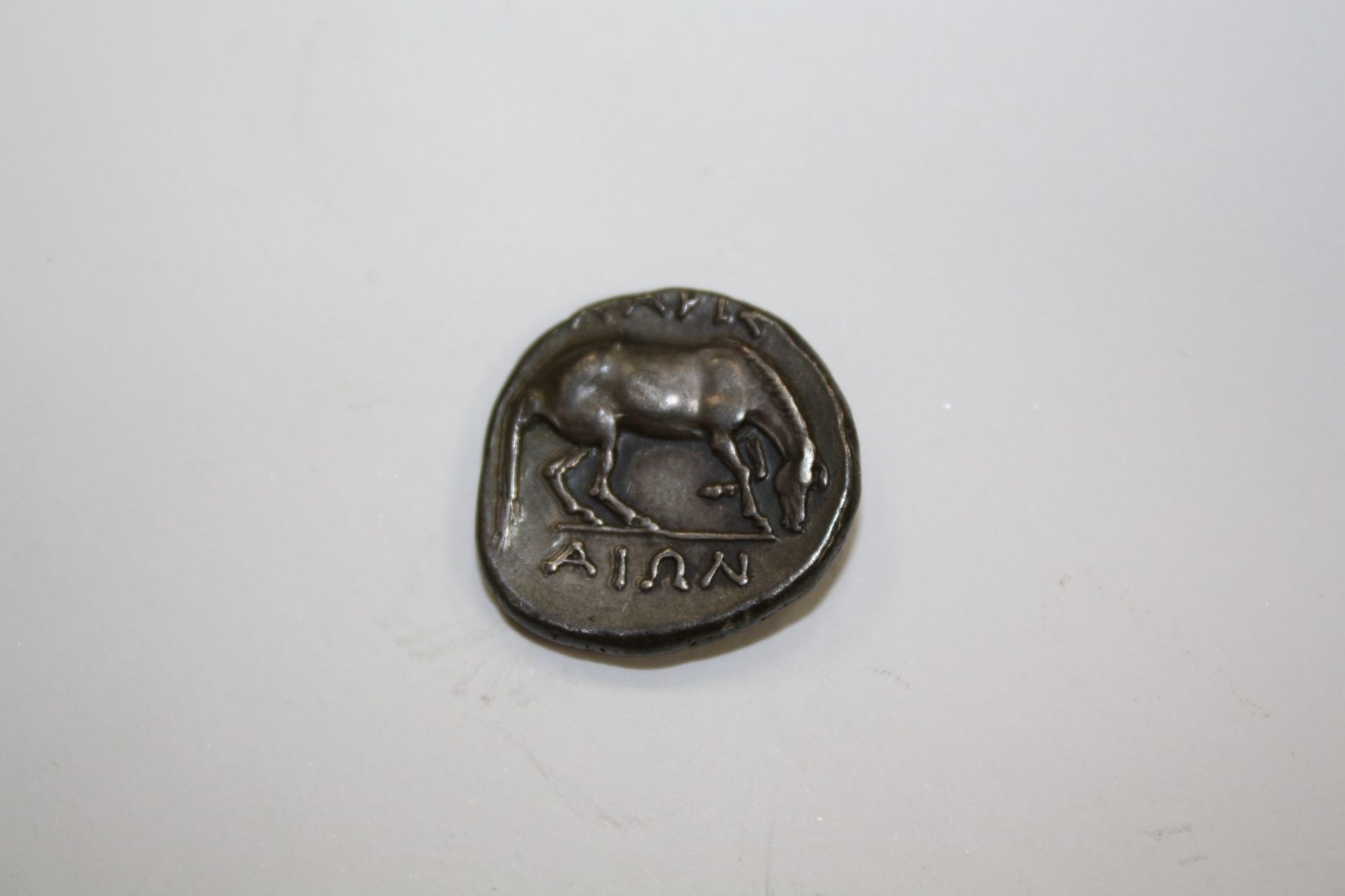 A SMALL COLLECTION OF THIRTEEN ANCIENT GREEK COINS - Bild 15 aus 22