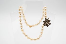 A CULTURED PEARL NECKLACE