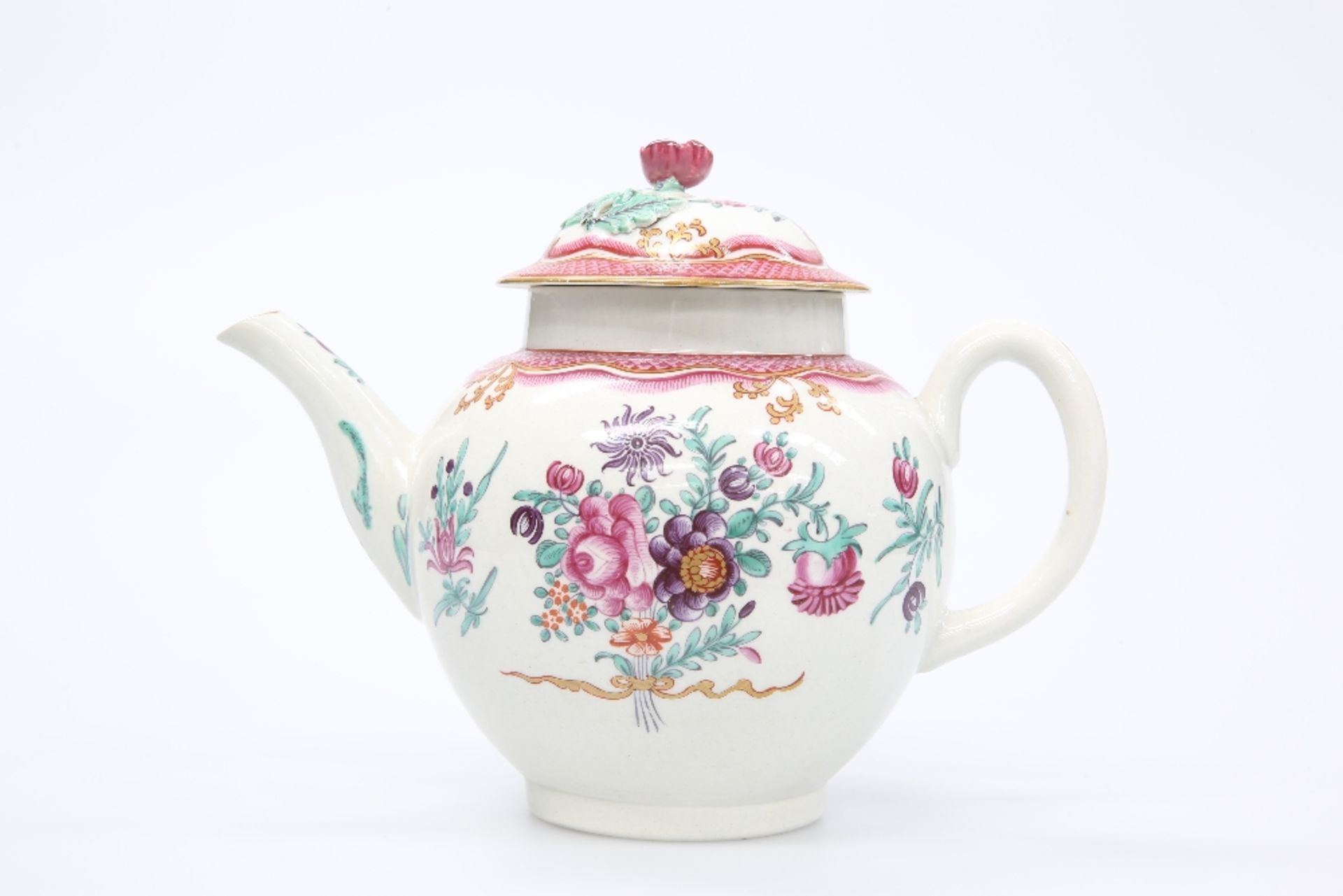 A WORCESTER PORCELAIN TEAPOT IN CHINESE EXPORT STYLE