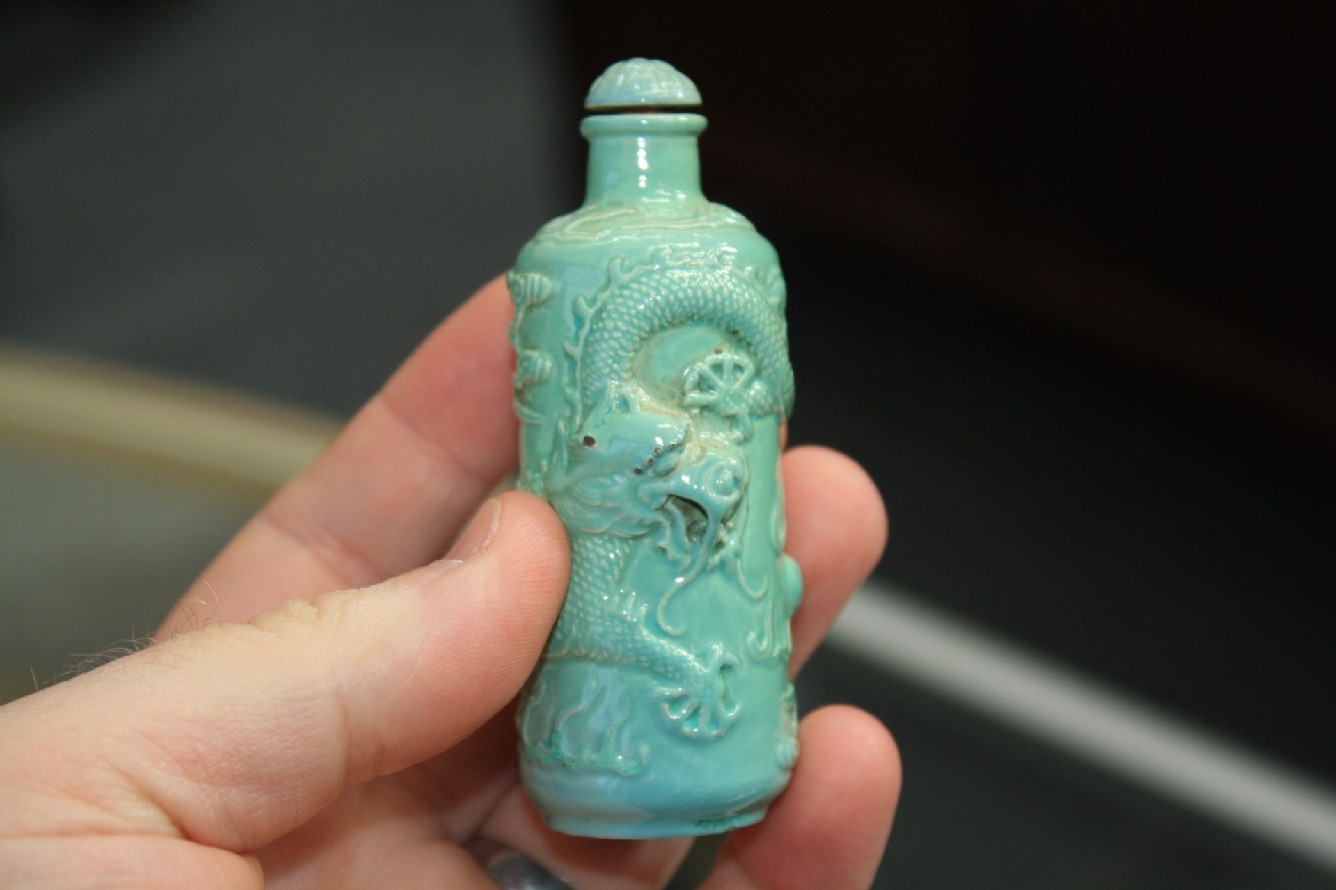 A GROUP OF FIVE CHINESE SNUFF BOTTLES, including two glass - Image 3 of 13