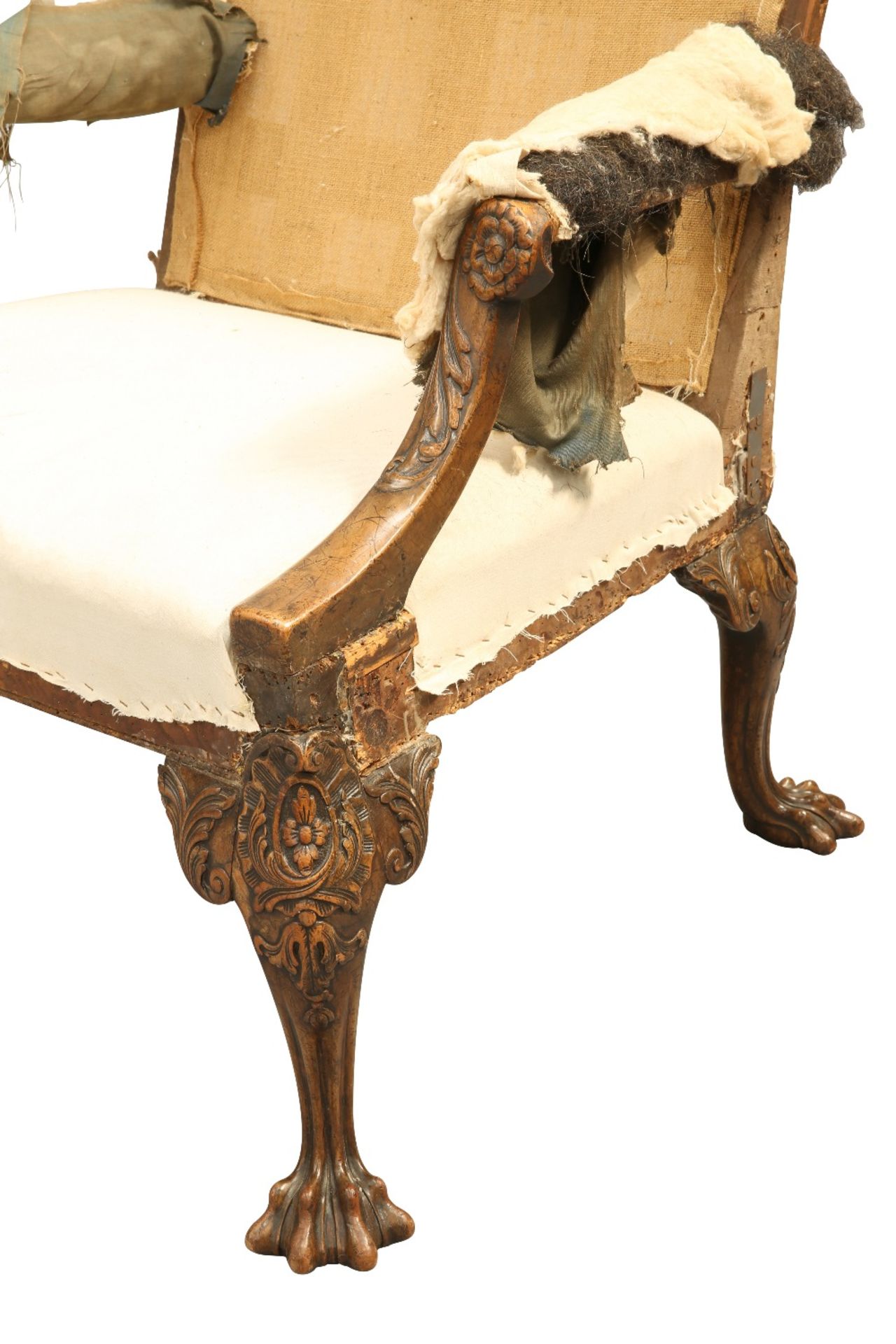 A FINE GEORGE III CARVED MAHOGANY GAINSBOROUGH CHAIR OF GENEROUS PROPORTIONS - Bild 3 aus 4