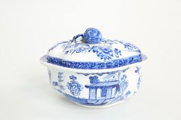 A DERBY BLUE AND WHITE SAUCE TUREEN AND COVER, c. 1765