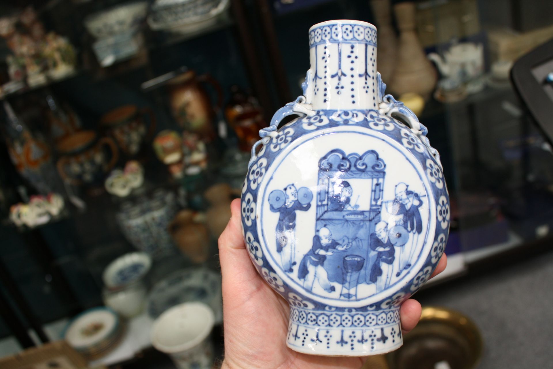 A CHINESE BLUE AND WHITE PORCELAIN MOON FLASK, 19TH CENTURY - Bild 3 aus 9