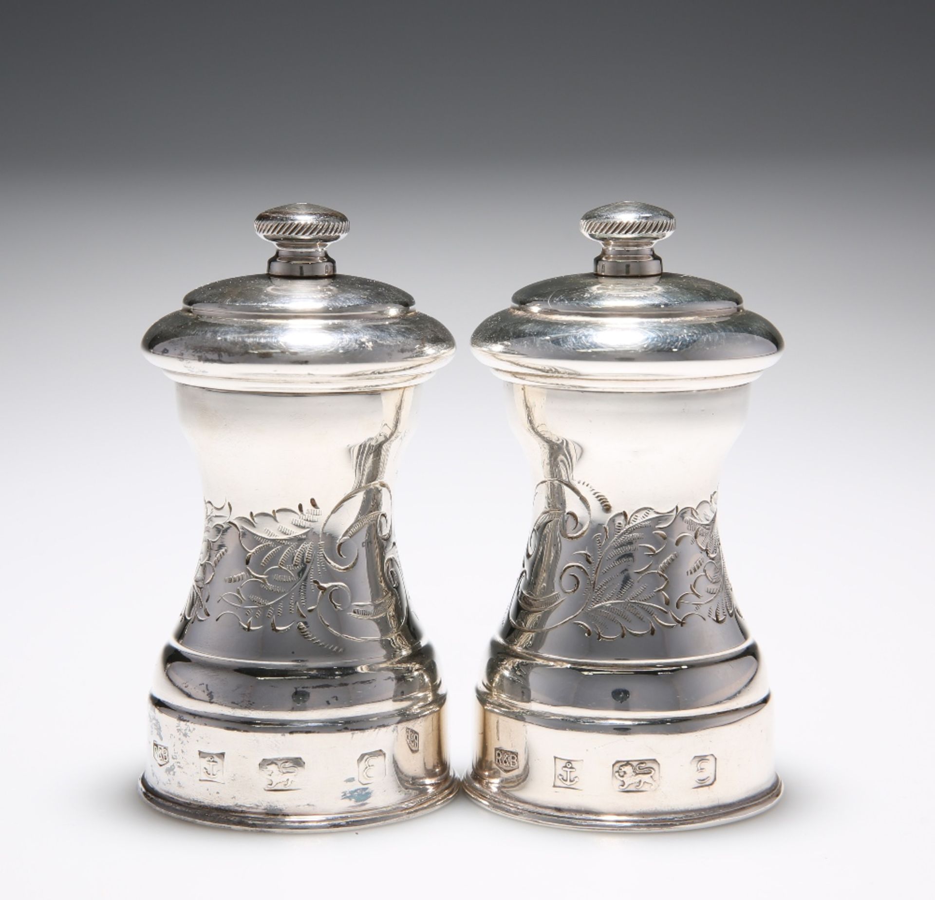 A PAIR OF SILVER PEPPER GRINDERS, ROBERTS & BELK, LONDON 1979