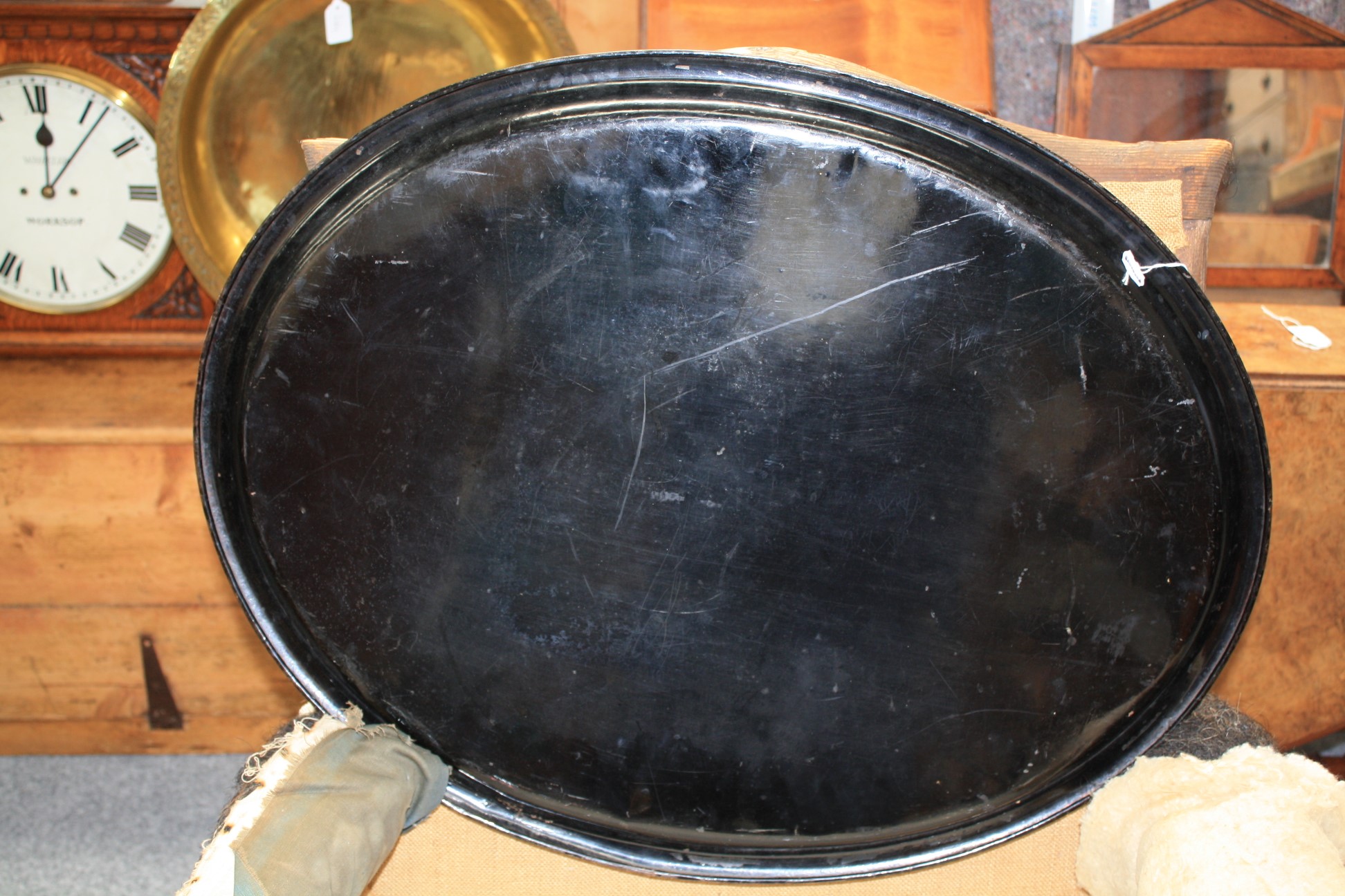 A LARGE VICTORIAN TOLEWARE TRAY, oval with gilded decoration - Bild 4 aus 5