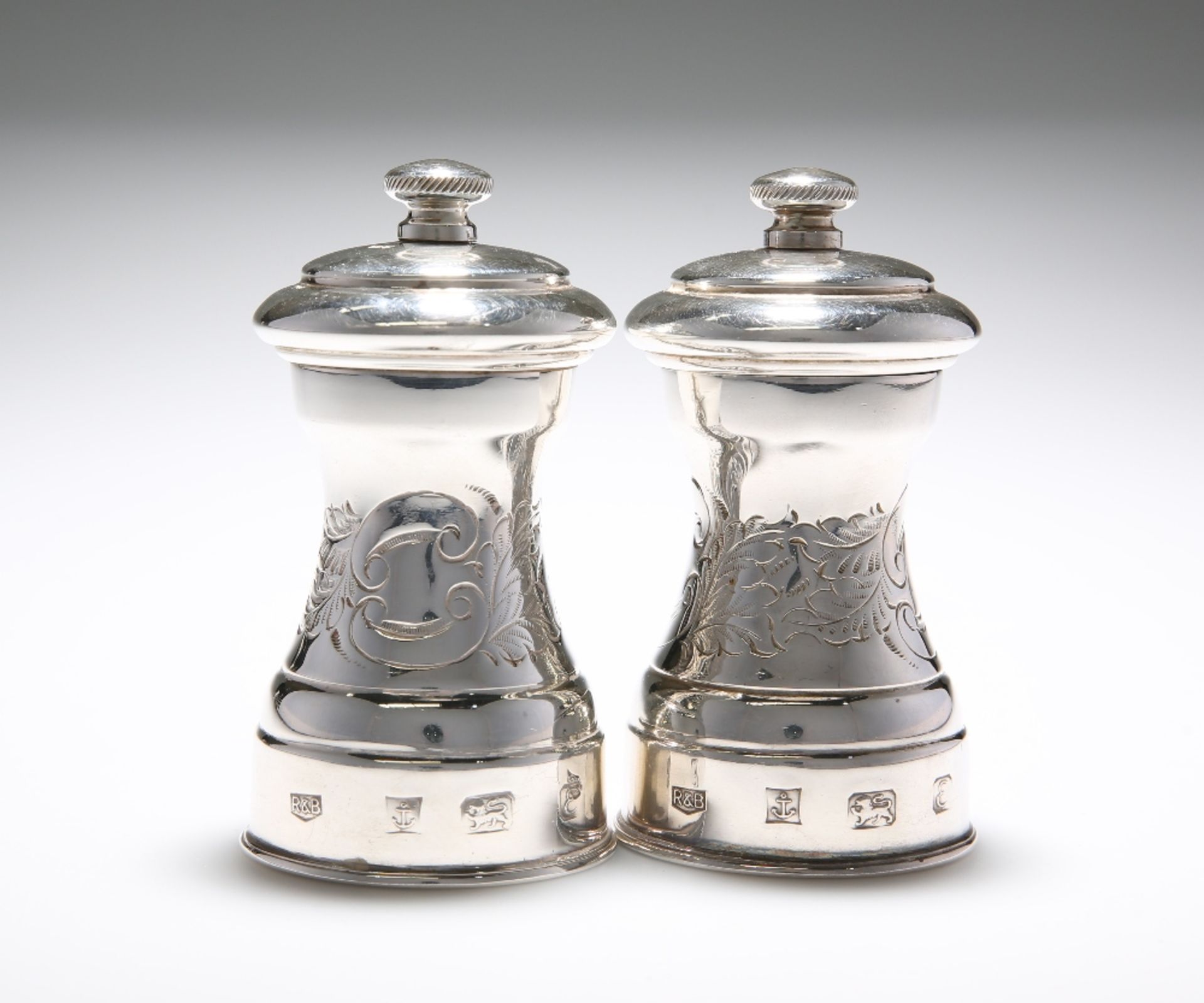 A PAIR OF SILVER PEPPER GRINDERS, ROBERTS & BELK, LONDON 1979